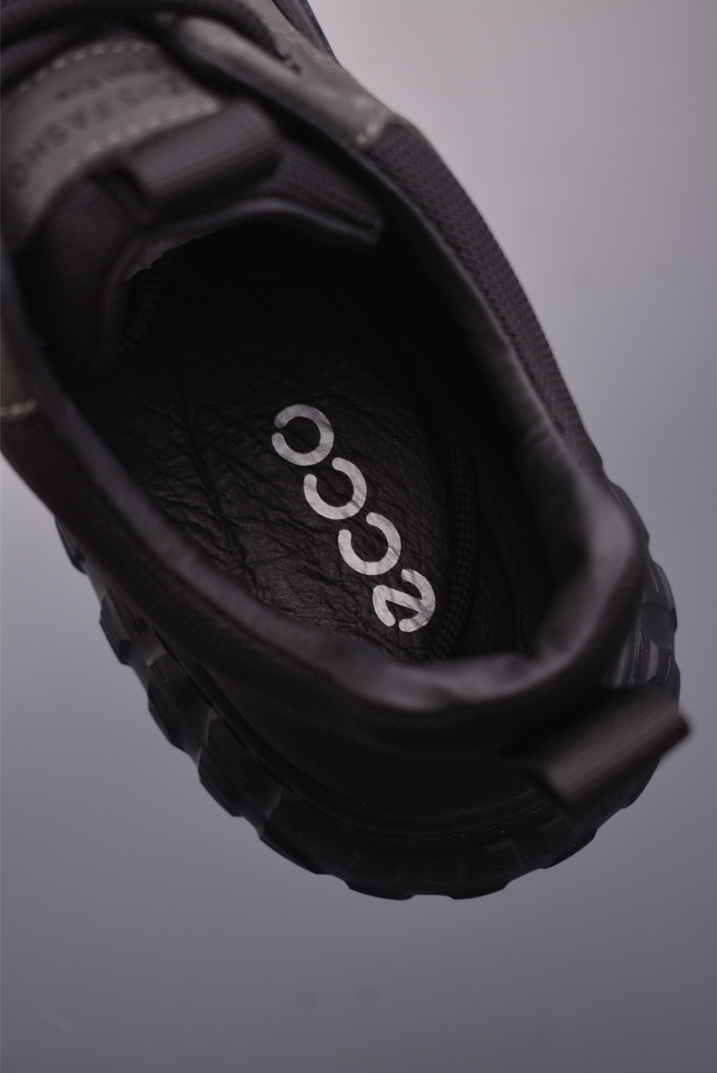 300 ECCO爱步男款新款运动登山鞋 轻盈减震牛皮耐磨户外跑鞋 635130