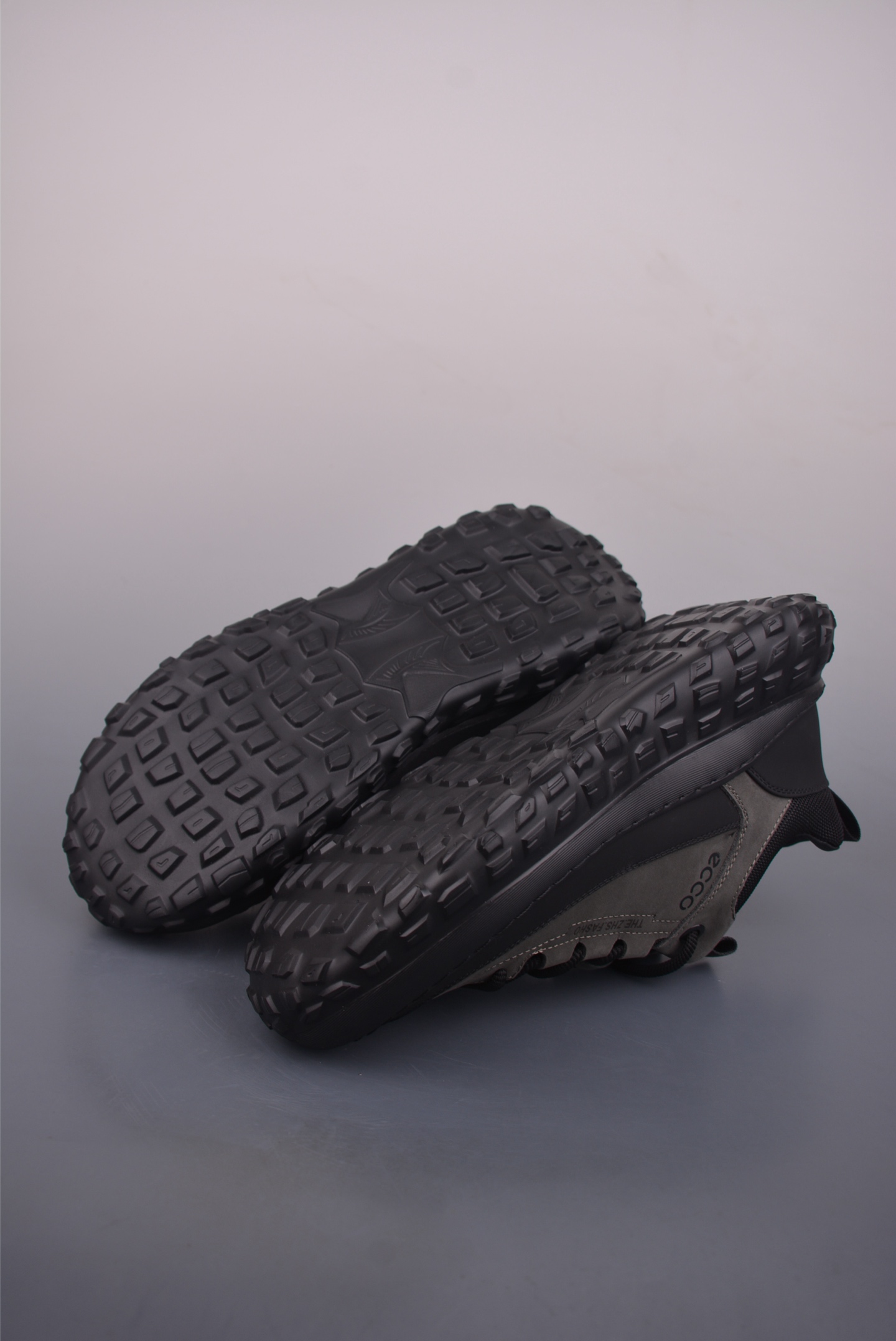 300 ECCO爱步男款新款运动登山鞋 轻盈减震牛皮耐磨户外跑鞋 635130