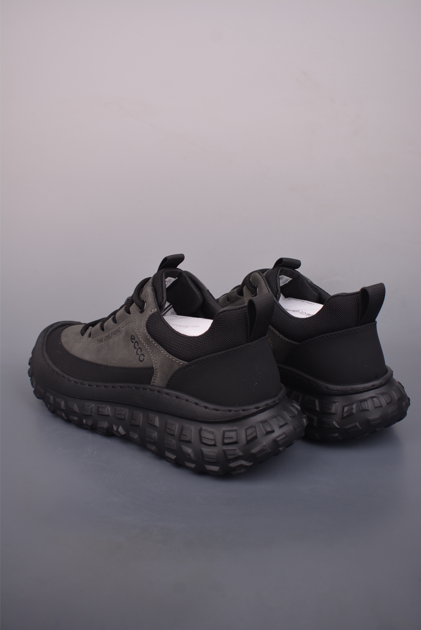 300 ECCO爱步男款新款运动登山鞋 轻盈减震牛皮耐磨户外跑鞋 635130