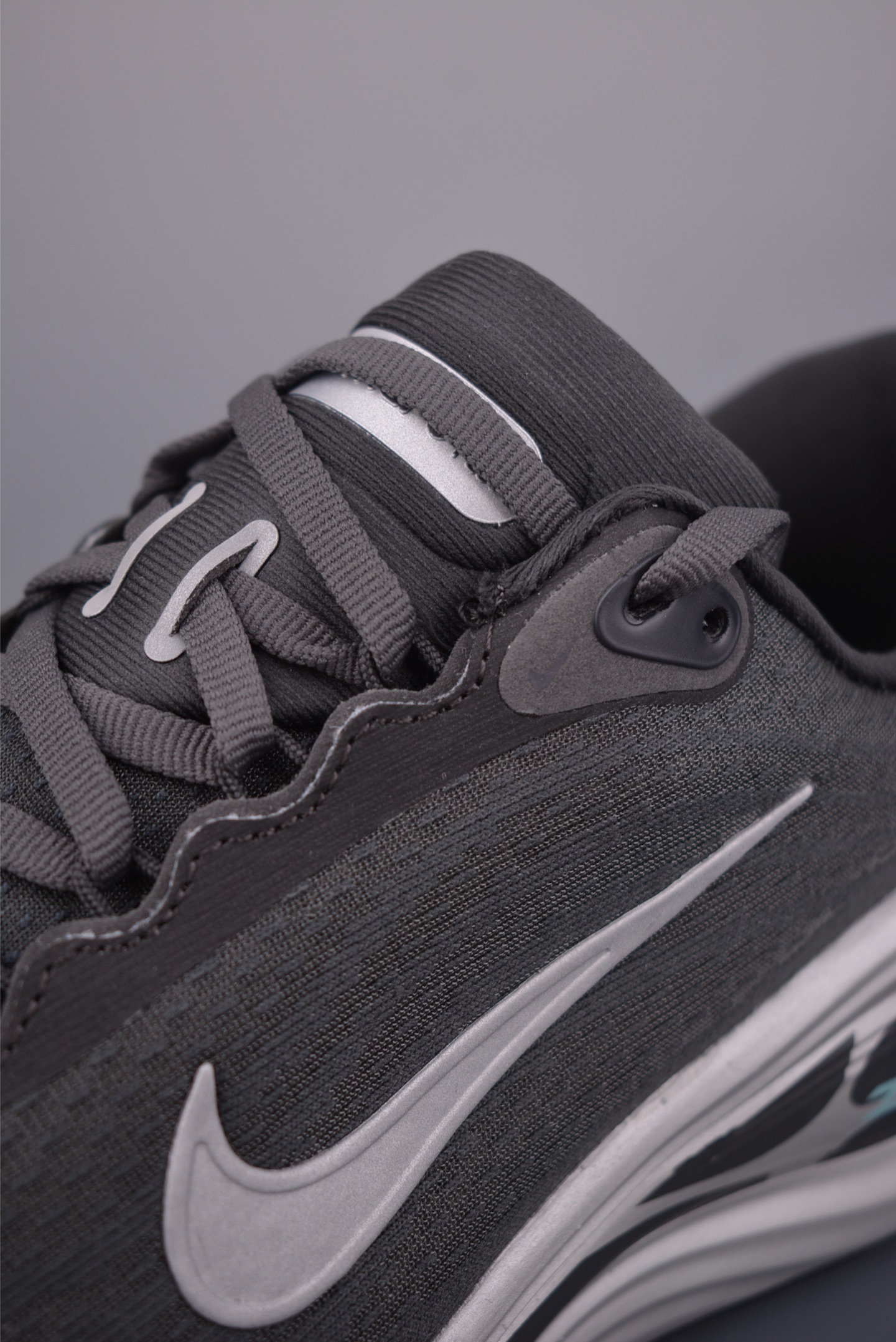 180 Nike Air Zoom Vomero Plus IM6011-060