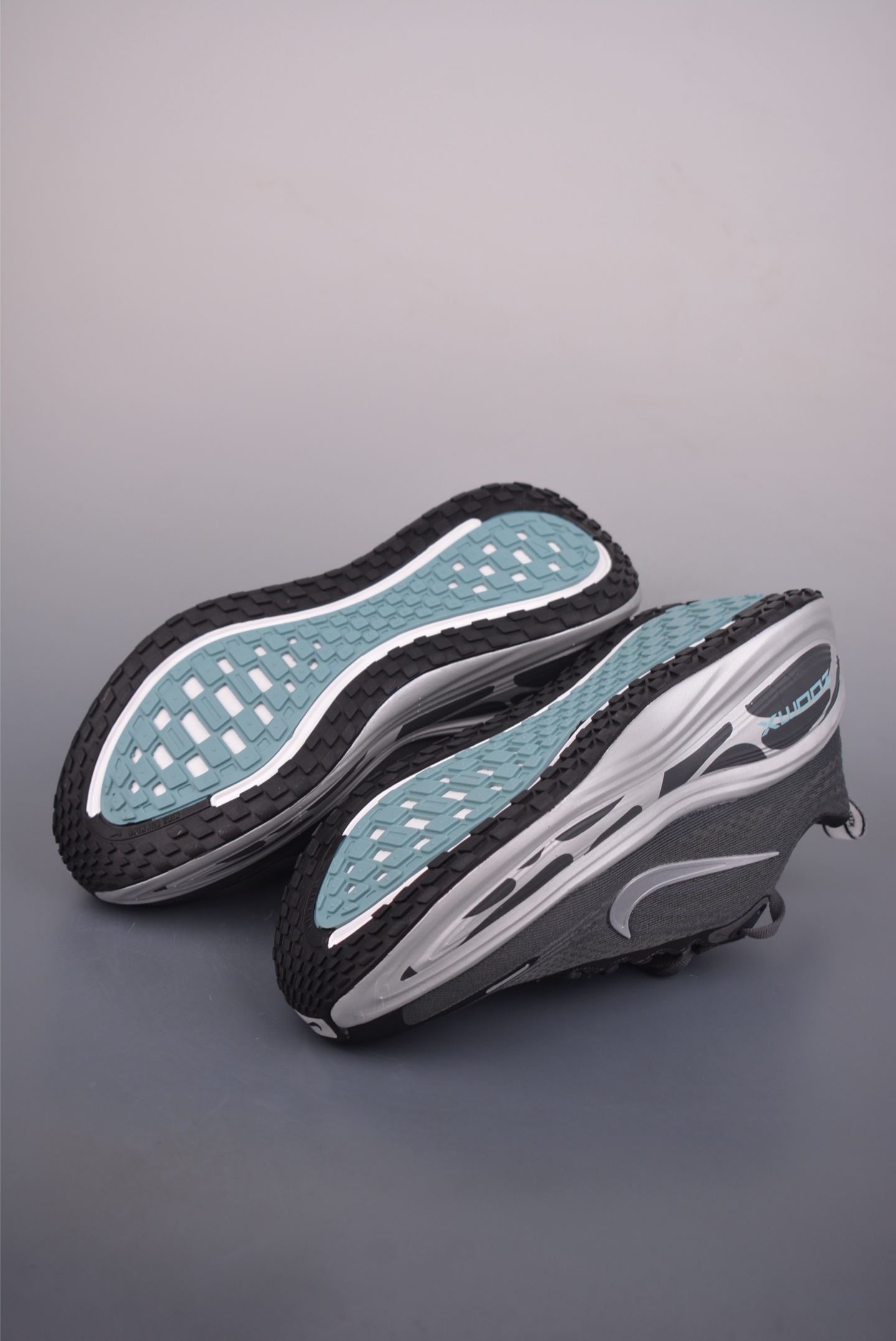 180 Nike Air Zoom Vomero Plus IM6011-060