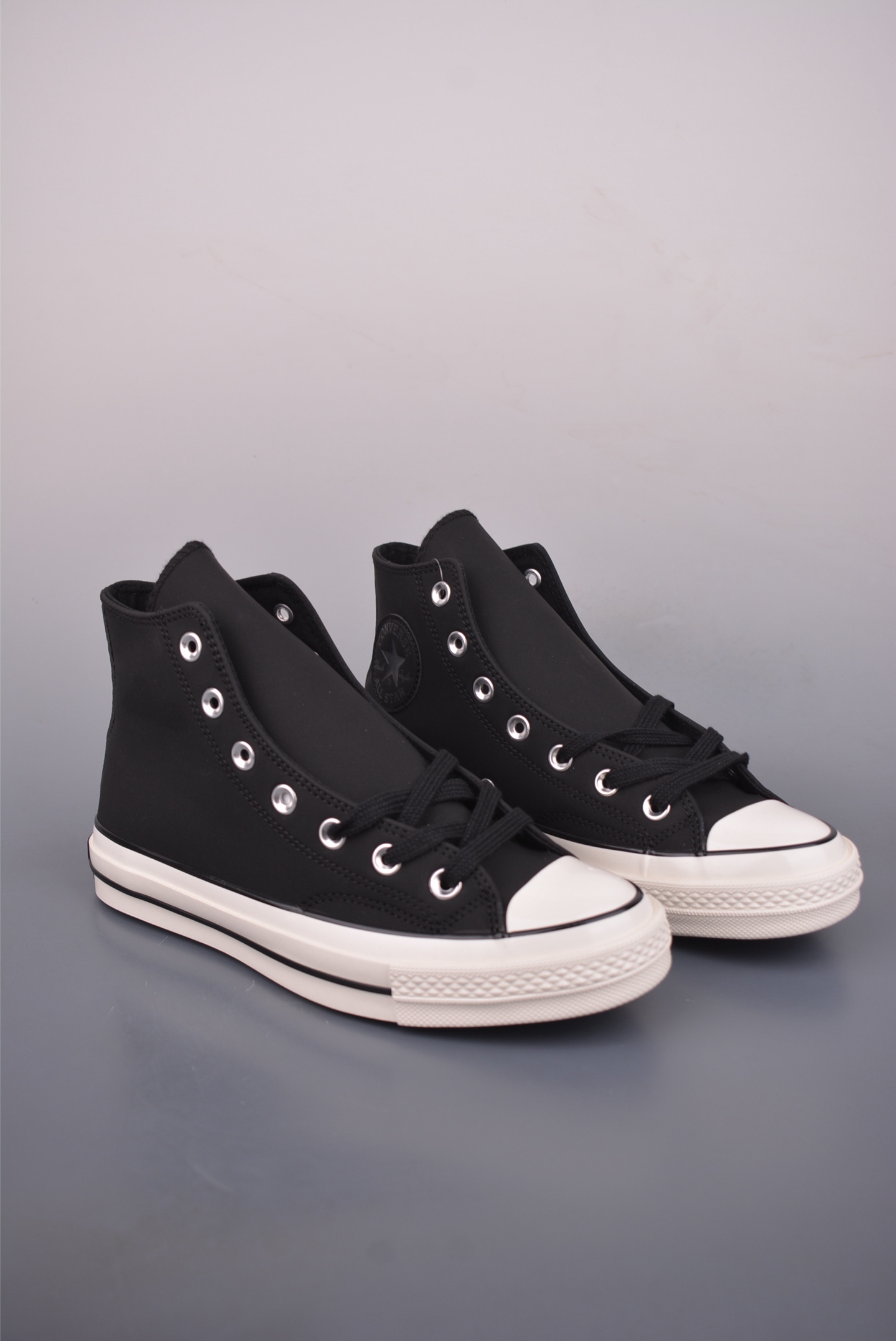 💰140 
Converse Chuck 70s 麂皮
匡威官方25秋冬新款麂皮系列
此次三个配色都1:1沿用了shai001的配色 经典1970s鞋型搭配麂皮面料 保暖的同时质感也是拉满
货号：A18989C 黑色
货号：A18990C 蓝色
货号：A18991C 棕色
尺码：35 36 36.5 37 37.5 38 39 39.5 40 41 41.5 42 42.5 43 44