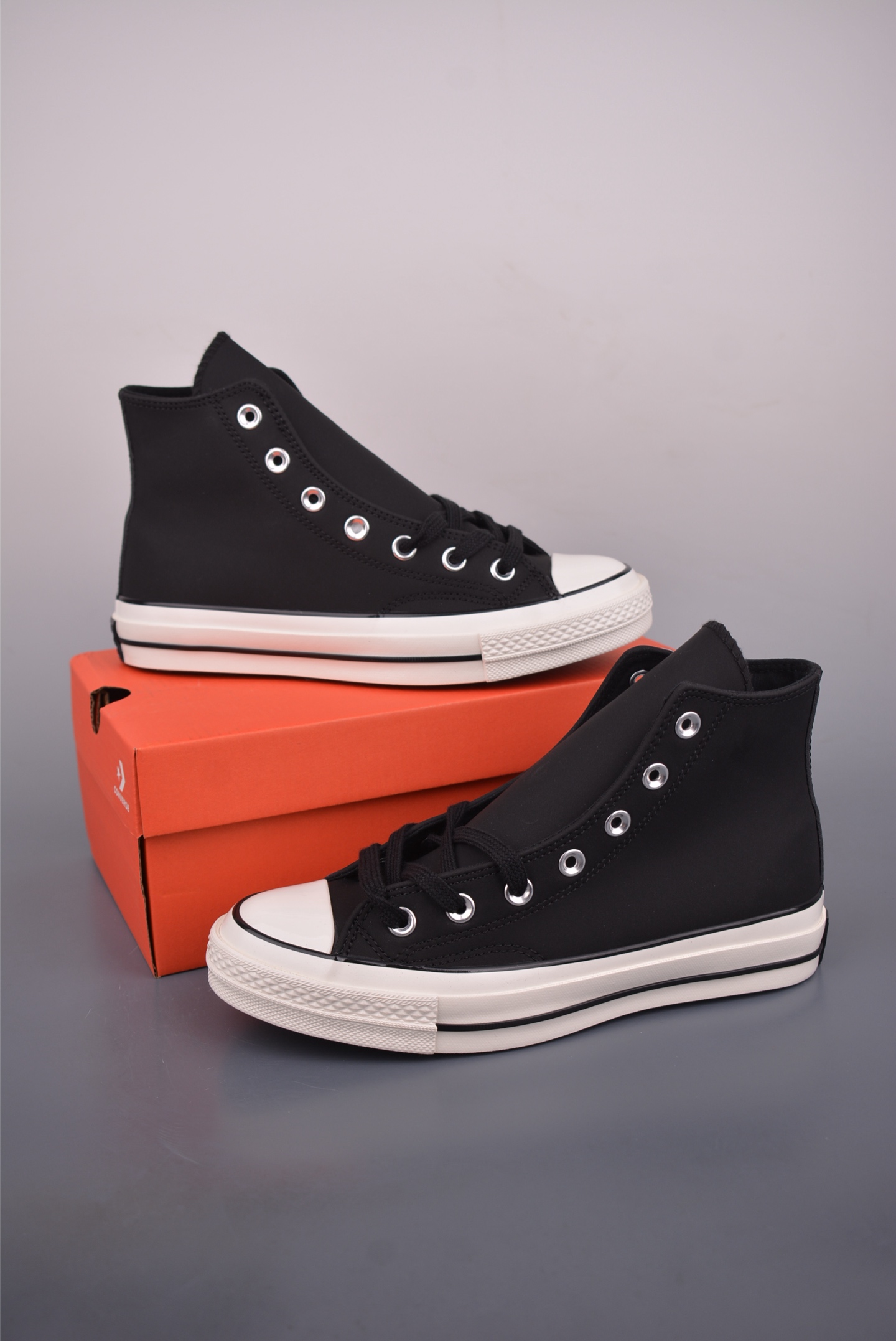 💰140 
Converse Chuck 70s 麂皮
匡威官方25秋冬新款麂皮系列
此次三个配色都1:1沿用了shai001的配色 经典1970s鞋型搭配麂皮面料 保暖的同时质感也是拉满
货号：A18989C 黑色
货号：A18990C 蓝色
货号：A18991C 棕色
尺码：35 36 36.5 37 37.5 38 39 39.5 40 41 41.5 42 42.5 43 44