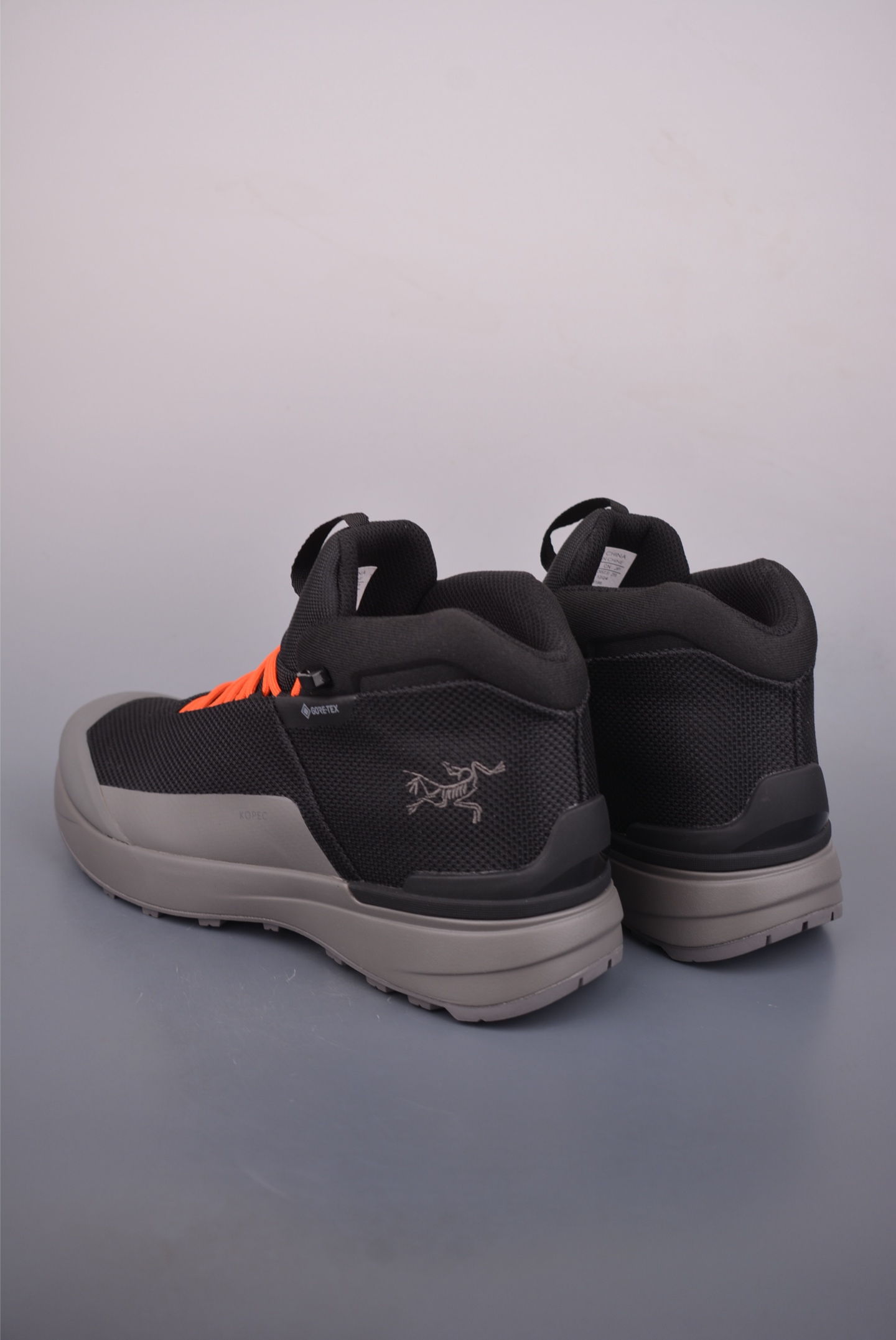 💰380 
【莞产纯原版】始祖鸟ArcTeryx  Kopec GTX M Mid 透气防水男越野中帮跑鞋 
正确后跟刺绣 完美细节版型
官方同步上架 适合技术路线单日徒步穿着
aeriosflgtx鞋受到长途野外跑步鞋的启发 适合在变化的地形上进行快速轻快的徒步旅行穿着，舒适而有支撑性，使您充满信心。该设计与脚部融为一体，可最大限度地减少摩擦，gore-tex保护膜网砂，采用gore隐形适体(invisiblefit)技术，更轻薄舒适。敏捷、稳定和技术路线上的自信源于vibram® megagrip外底、压缩eva内底以及一体的tpu。重量约:275g技术特点透气轻量耐磨鞋子鞋外底结构vibram®megagripM橡胶化合材料耐用柔软鞋子结构tpu鞋头可防磨损压缩eva泡沫内底以及一体的tpu铁芯提高了灵活性和稳定性，使您充满信心鞋子衬垫结构4mm厚ortholiteM3d模制插片材料gore-tex薄膜tpu高耐磨保护膜cordura® MX
官方货号: L081182003633
尺码：39 40 40.5 41 42 42.5 43 44 45