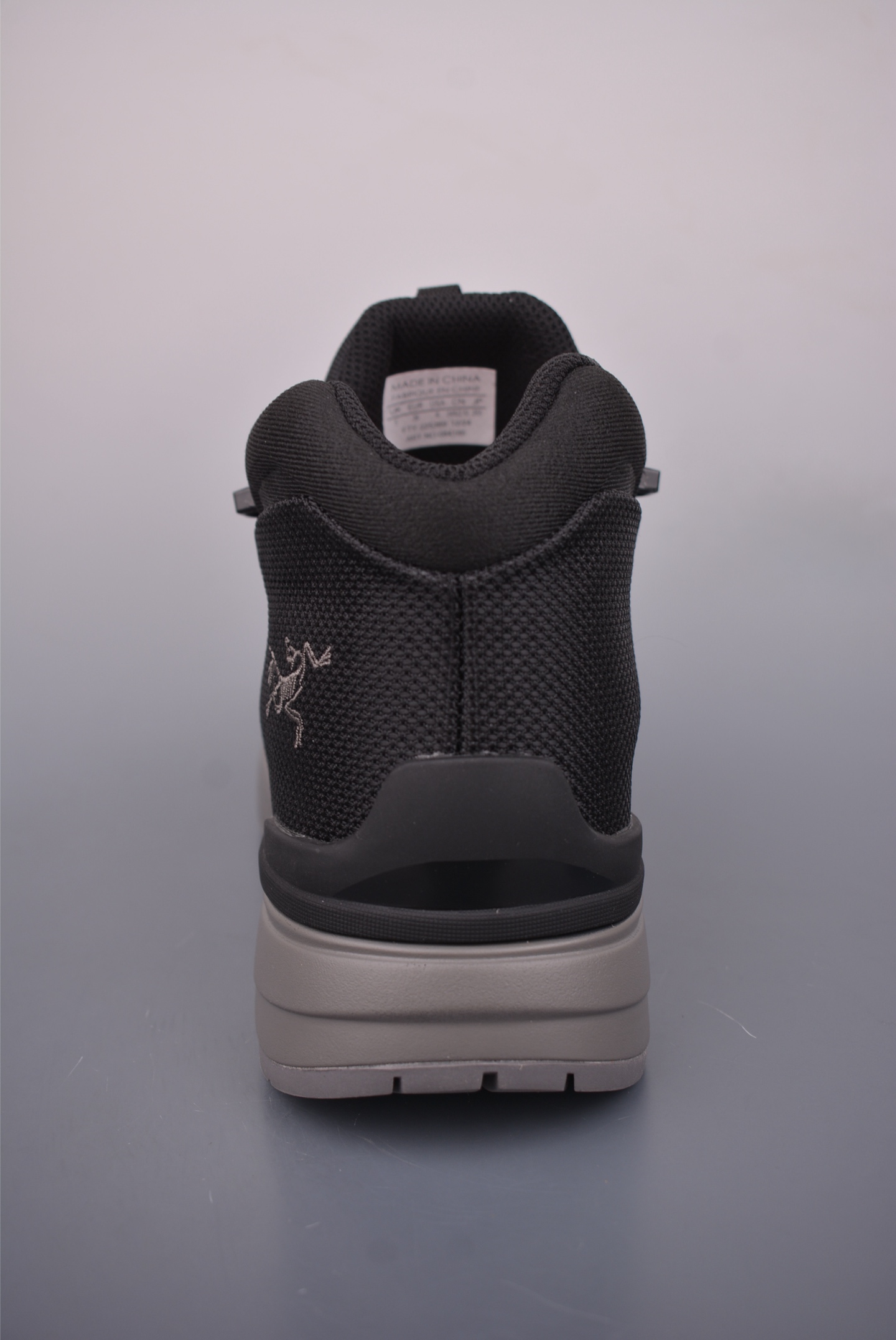 💰380 
【莞产纯原版】始祖鸟ArcTeryx  Kopec GTX M Mid 透气防水男越野中帮跑鞋 
正确后跟刺绣 完美细节版型
官方同步上架 适合技术路线单日徒步穿着
aeriosflgtx鞋受到长途野外跑步鞋的启发 适合在变化的地形上进行快速轻快的徒步旅行穿着，舒适而有支撑性，使您充满信心。该设计与脚部融为一体，可最大限度地减少摩擦，gore-tex保护膜网砂，采用gore隐形适体(invisiblefit)技术，更轻薄舒适。敏捷、稳定和技术路线上的自信源于vibram® megagrip外底、压缩eva内底以及一体的tpu。重量约:275g技术特点透气轻量耐磨鞋子鞋外底结构vibram®megagripM橡胶化合材料耐用柔软鞋子结构tpu鞋头可防磨损压缩eva泡沫内底以及一体的tpu铁芯提高了灵活性和稳定性，使您充满信心鞋子衬垫结构4mm厚ortholiteM3d模制插片材料gore-tex薄膜tpu高耐磨保护膜cordura® MX
官方货号: L081182003633
尺码：39 40 40.5 41 42 42.5 43 44 45