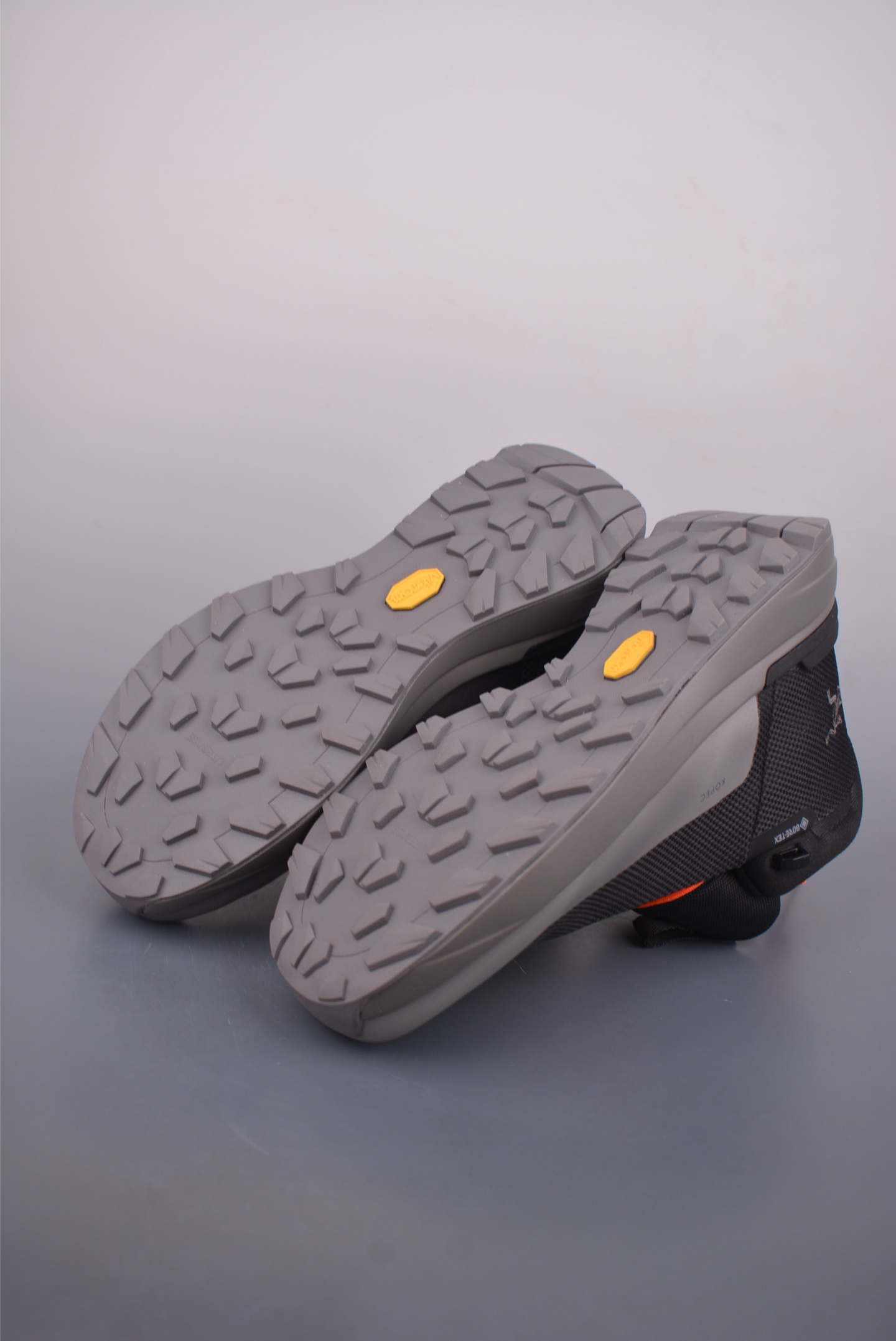 💰380 
【莞产纯原版】始祖鸟ArcTeryx  Kopec GTX M Mid 透气防水男越野中帮跑鞋 
正确后跟刺绣 完美细节版型
官方同步上架 适合技术路线单日徒步穿着
aeriosflgtx鞋受到长途野外跑步鞋的启发 适合在变化的地形上进行快速轻快的徒步旅行穿着，舒适而有支撑性，使您充满信心。该设计与脚部融为一体，可最大限度地减少摩擦，gore-tex保护膜网砂，采用gore隐形适体(invisiblefit)技术，更轻薄舒适。敏捷、稳定和技术路线上的自信源于vibram® megagrip外底、压缩eva内底以及一体的tpu。重量约:275g技术特点透气轻量耐磨鞋子鞋外底结构vibram®megagripM橡胶化合材料耐用柔软鞋子结构tpu鞋头可防磨损压缩eva泡沫内底以及一体的tpu铁芯提高了灵活性和稳定性，使您充满信心鞋子衬垫结构4mm厚ortholiteM3d模制插片材料gore-tex薄膜tpu高耐磨保护膜cordura® MX
官方货号: L081182003633
尺码：39 40 40.5 41 42 42.5 43 44 45