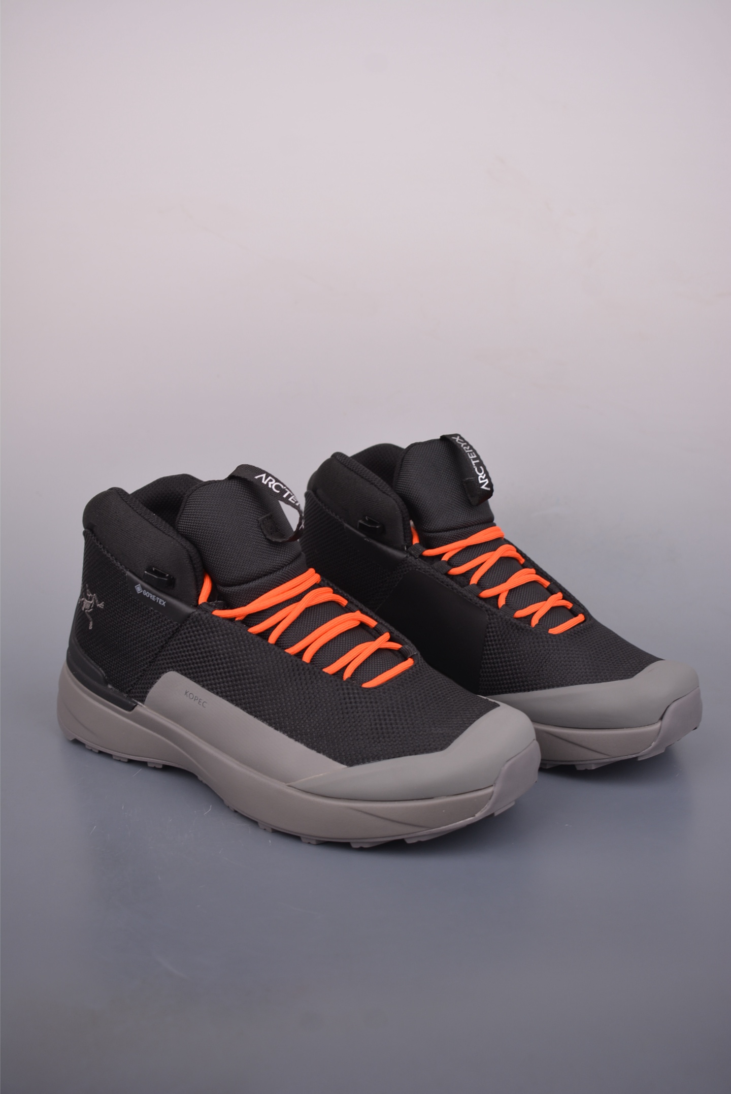 💰380 
【莞产纯原版】始祖鸟ArcTeryx  Kopec GTX M Mid 透气防水男越野中帮跑鞋 
正确后跟刺绣 完美细节版型
官方同步上架 适合技术路线单日徒步穿着
aeriosflgtx鞋受到长途野外跑步鞋的启发 适合在变化的地形上进行快速轻快的徒步旅行穿着，舒适而有支撑性，使您充满信心。该设计与脚部融为一体，可最大限度地减少摩擦，gore-tex保护膜网砂，采用gore隐形适体(invisiblefit)技术，更轻薄舒适。敏捷、稳定和技术路线上的自信源于vibram® megagrip外底、压缩eva内底以及一体的tpu。重量约:275g技术特点透气轻量耐磨鞋子鞋外底结构vibram®megagripM橡胶化合材料耐用柔软鞋子结构tpu鞋头可防磨损压缩eva泡沫内底以及一体的tpu铁芯提高了灵活性和稳定性，使您充满信心鞋子衬垫结构4mm厚ortholiteM3d模制插片材料gore-tex薄膜tpu高耐磨保护膜cordura® MX
官方货号: L081182003633
尺码：39 40 40.5 41 42 42.5 43 44 45