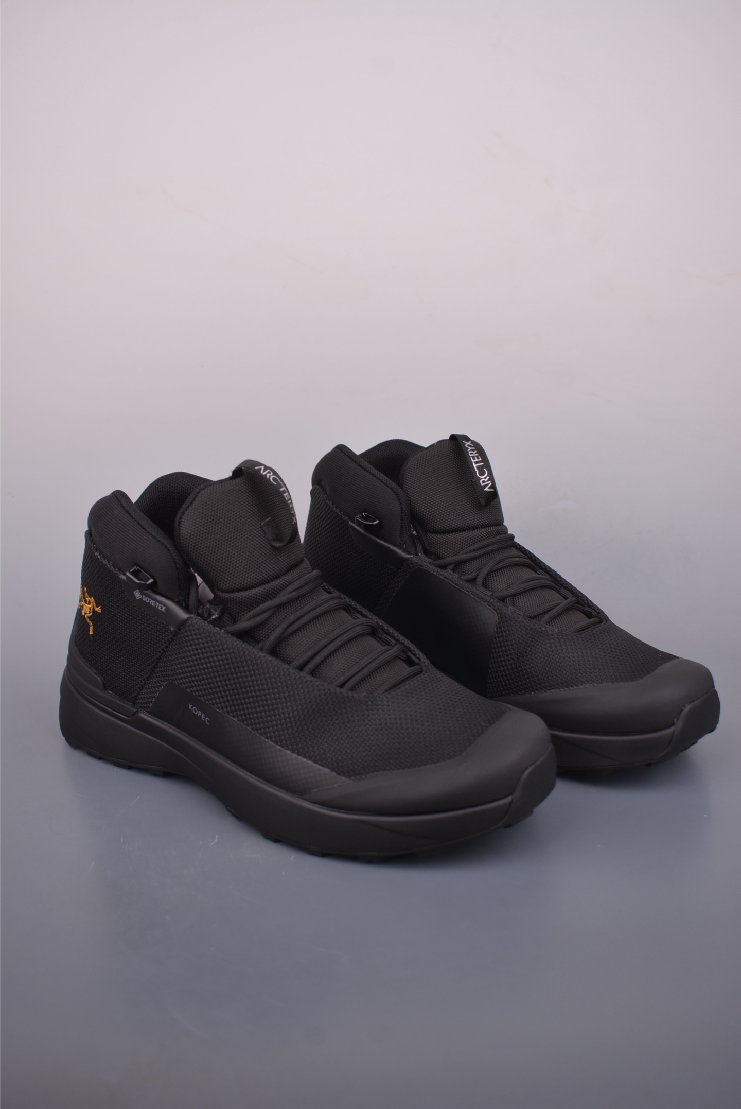 【莞产纯原版】始祖鸟ArcTeryx Kopec GTX M Mid 透气防水男越野中帮跑鞋 正确后跟刺绣 完美细节版型 官方同步上架 适合技术路线单日徒步穿着 aeriosflgtx鞋受到长途野外跑步鞋的启发 适合在变化的地形上进行快速轻快的徒步旅行穿着,舒适而有支撑性,使您充满信心.该设计与脚部融为一体,可最大限度地减少摩擦,gore-tex保护膜网砂,采用gore隐形适体(invisiblefit)技术,更轻薄舒适.敏捷、稳定和技术路线上的自信源于vibram® megagrip外底、压缩eva内底以及一体的tpu.重量约:275g技术特点透气轻量耐磨鞋子鞋外底结构vibram®megagripM橡胶化合材料耐用柔软鞋子结构tpu鞋头可防磨损压缩eva泡沫内底以及一体的tpu铁芯提高了灵活性和稳定性,使您充满信心鞋子衬垫结构4mm厚ortholiteM3d模制插片材料gore-tex薄膜tpu高耐磨保护膜cordura® MX 官方货号: L081182003633