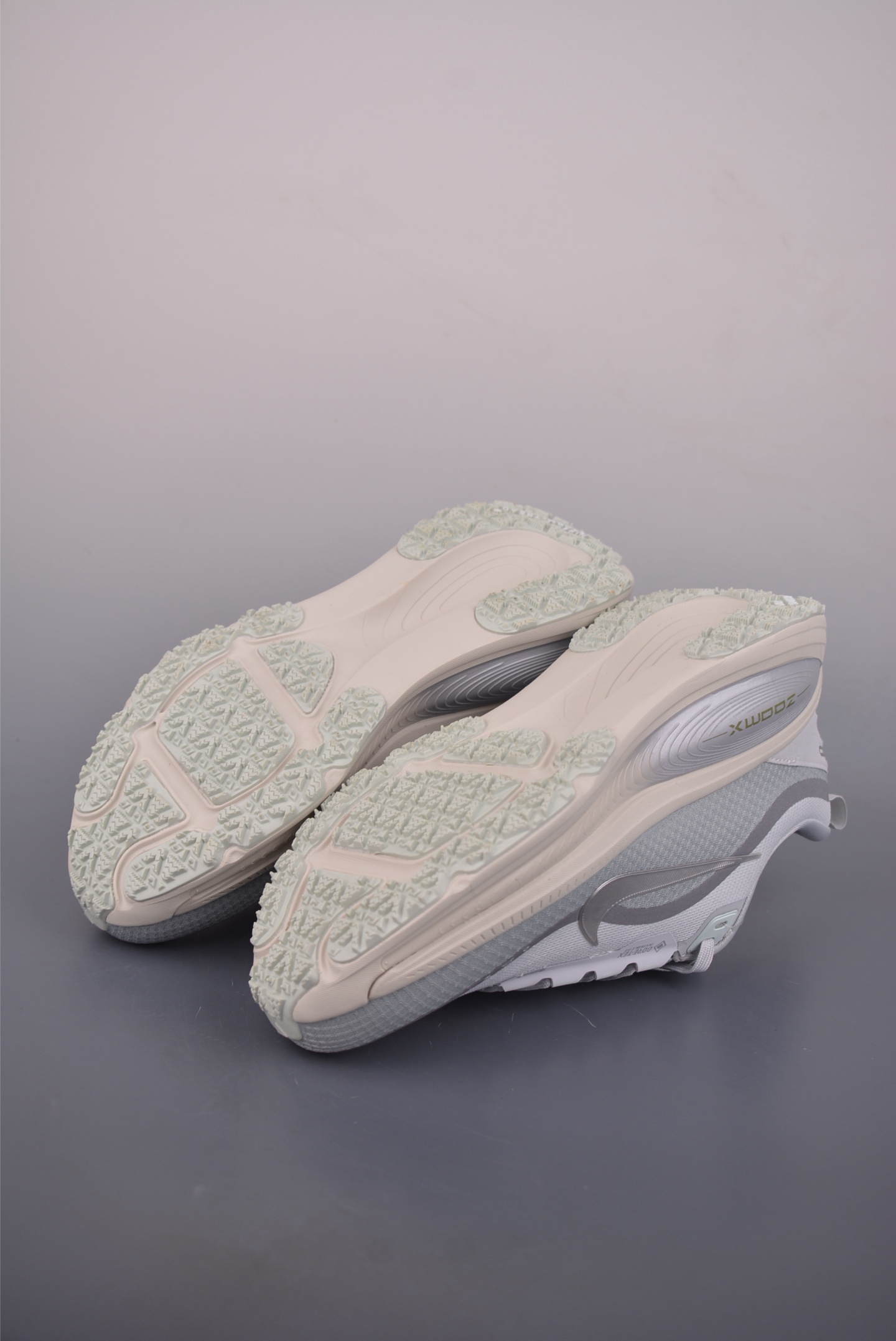 Nike Air Zoom Vomero 18 GTX 全新科技提前原鞋开发 HQ7001-003