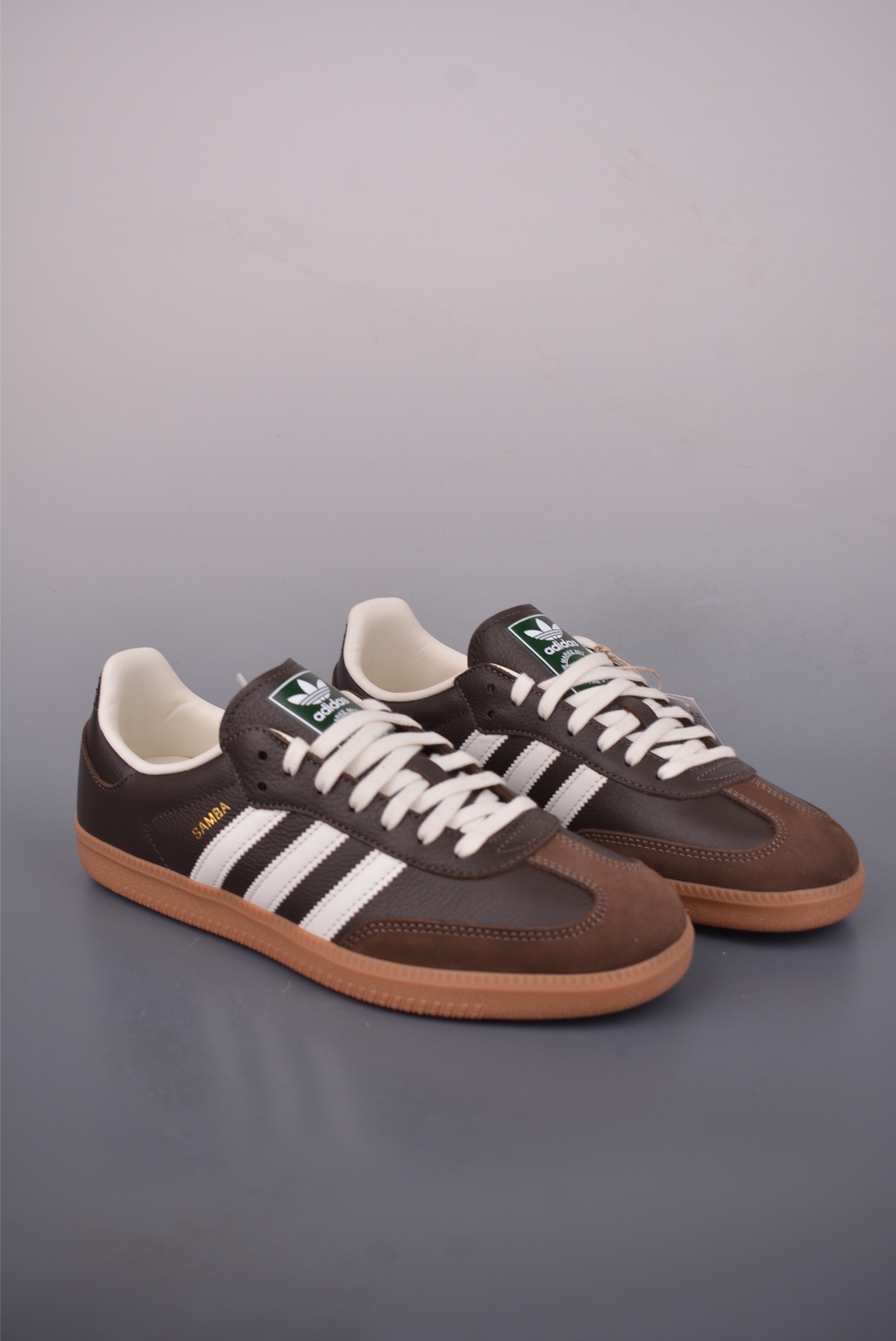 💰180 
Adidas Samba OG  
复古桑巴板鞋 纯原大厂出品 
这款桑巴鞋展示了高质量的工艺 
带有装饰的超锁缝制和无缝的手感 柔软、柔软的皮革造型和标志性的3条纹完成了精致的外观 正规合身鞋带 鞋面上有绒面鞋垫 橡胶鞋底 享受正畸套筒软感 自50年代首次亮相以来就一直在赢得粉丝的青睐 
官方货号: JR08913137
SIZE：36 36.5 37.5 38 38.5 39 40 40.5 41 42 42.5 43 44 45