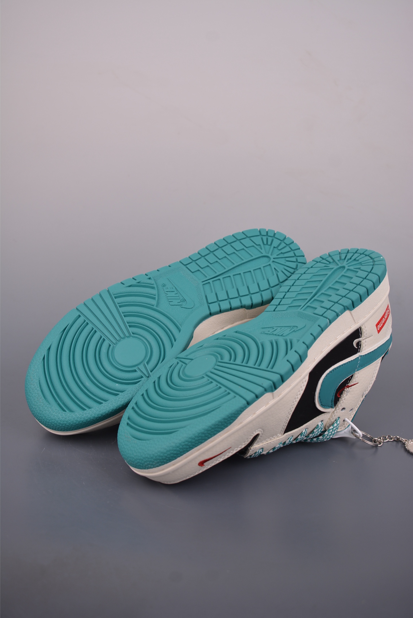 280 Nike SB Dunk Low Supreme联名 SJ8888-004