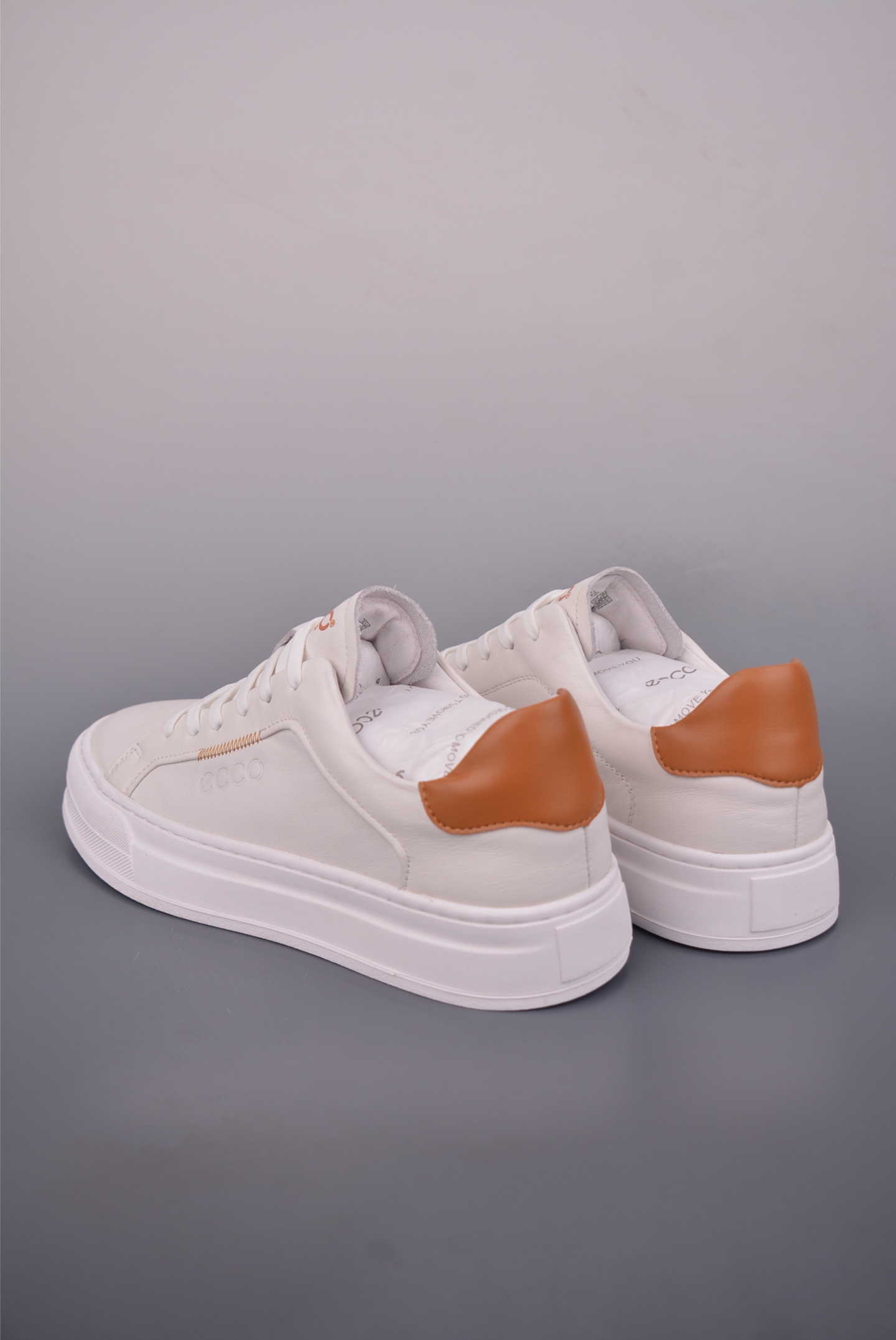 300 ECCO爱步小白鞋男 四季可穿复古增高板鞋 街头球鞋休闲鞋系列 983257-2135