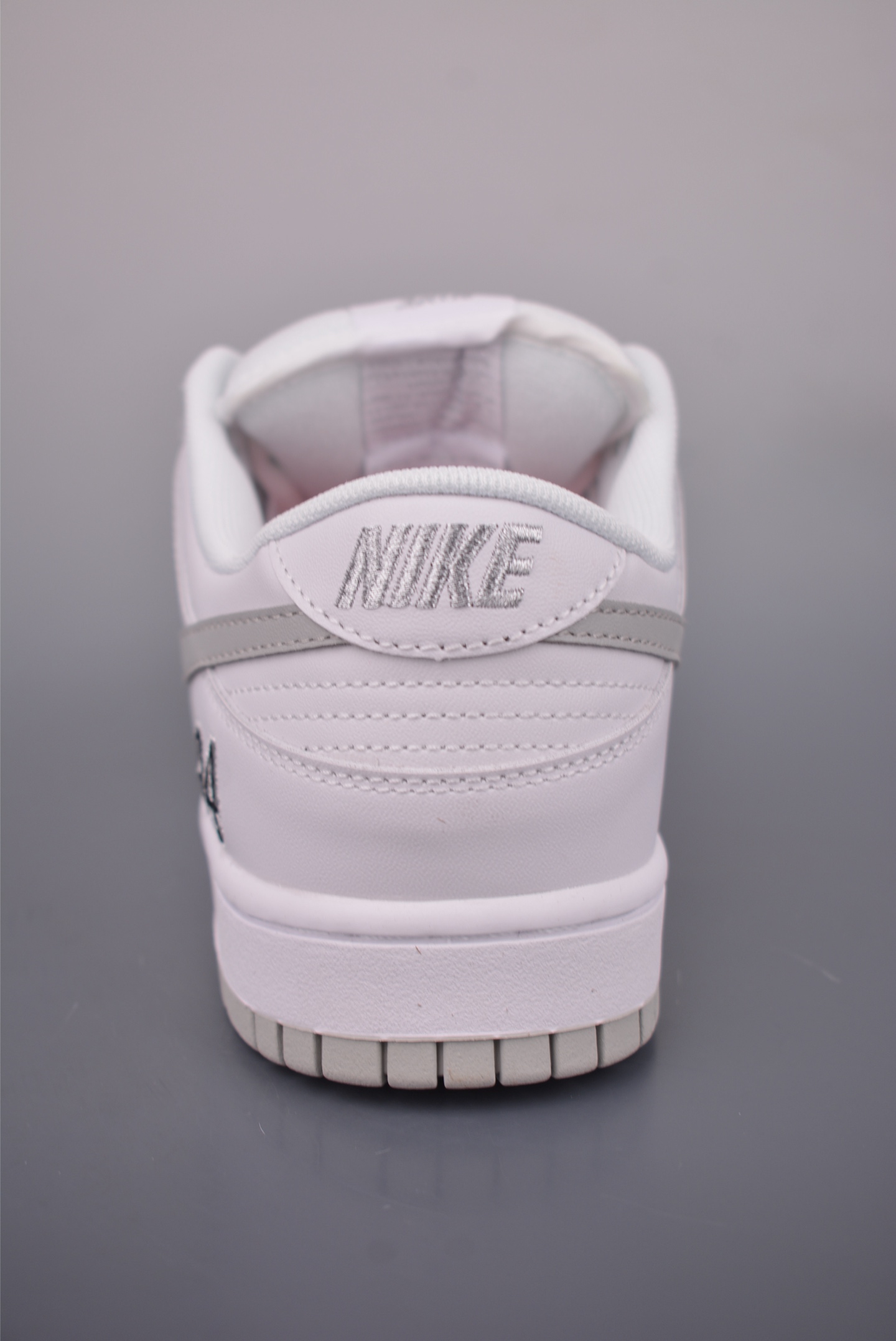 200 Nike SB Dunk Low HQ8487-100