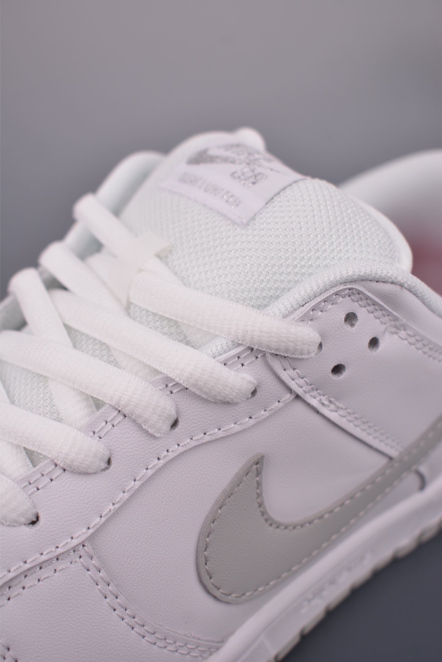 200 Nike SB Dunk Low HQ8487-100