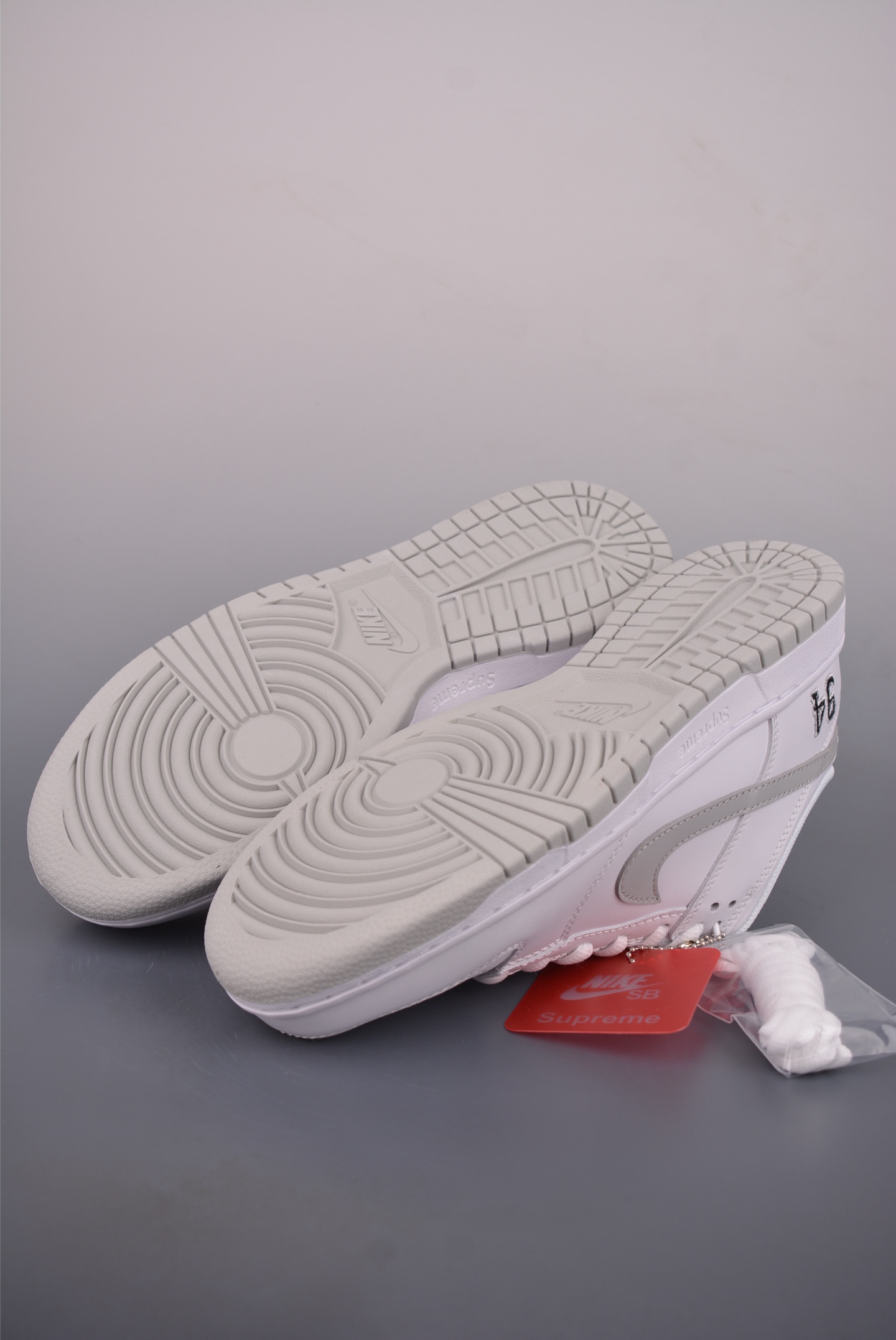 200 Nike SB Dunk Low HQ8487-100