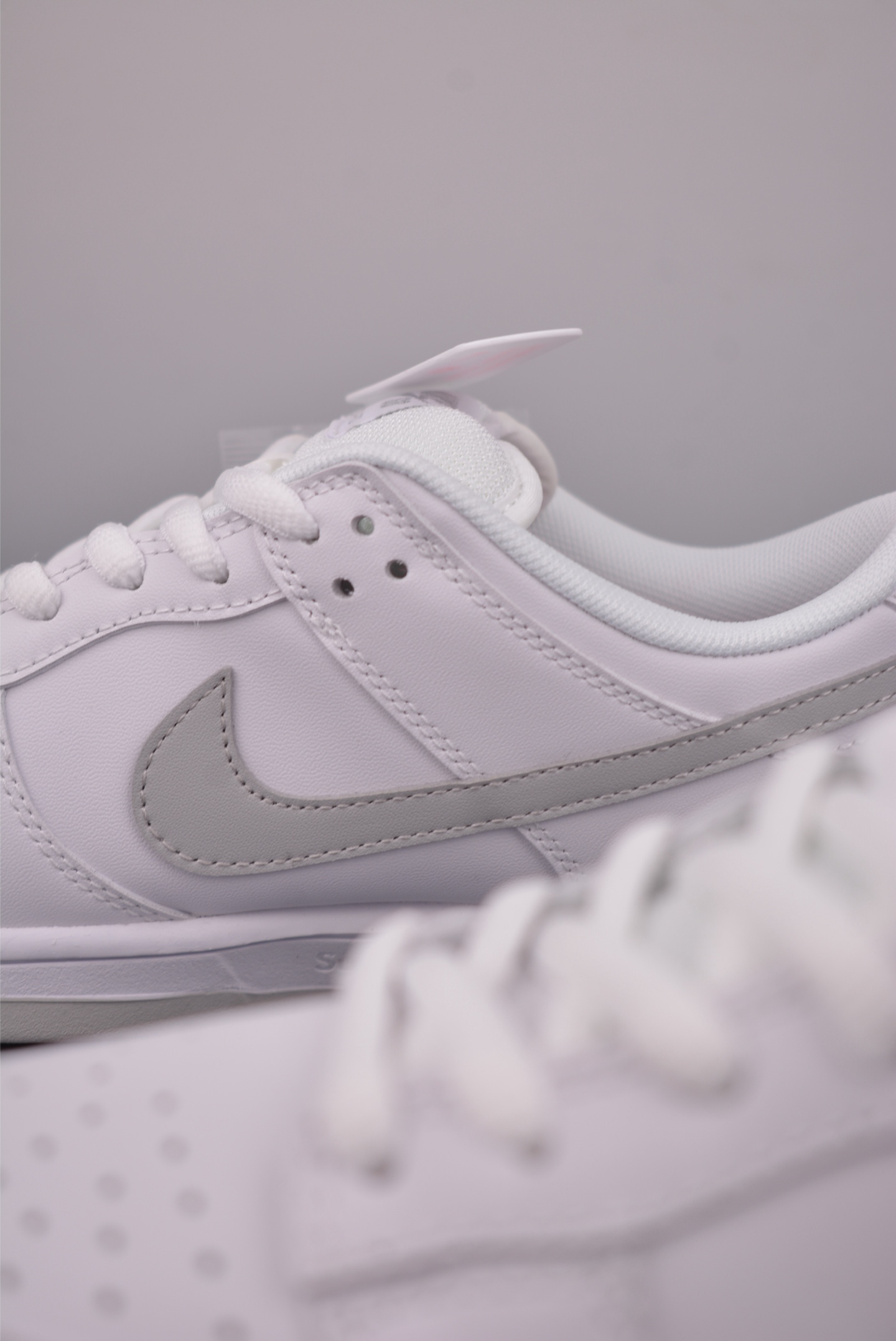 200 Nike SB Dunk Low HQ8487-100