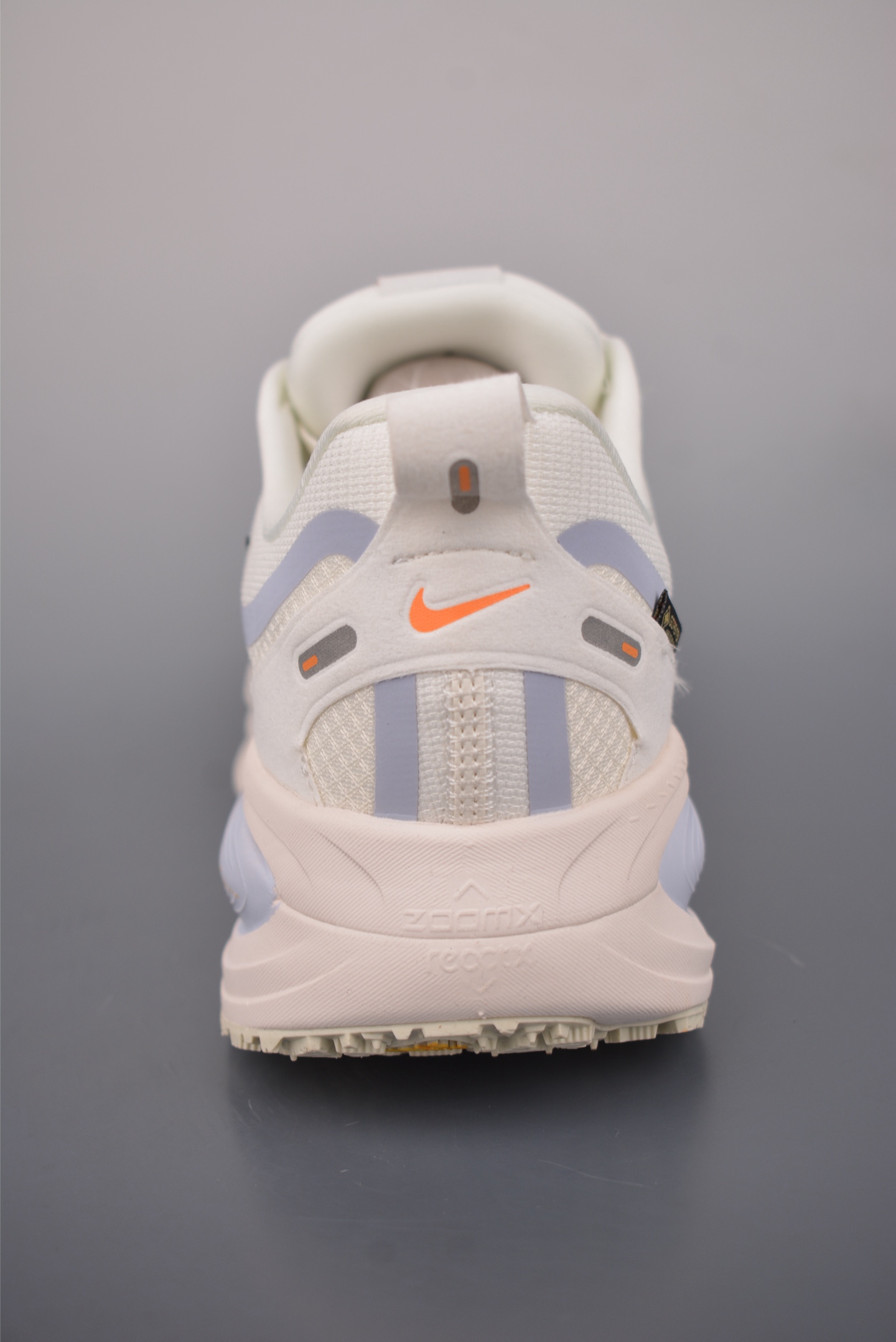 180 Nike Air Zoom Vomero 18 GTX HQ7001-100