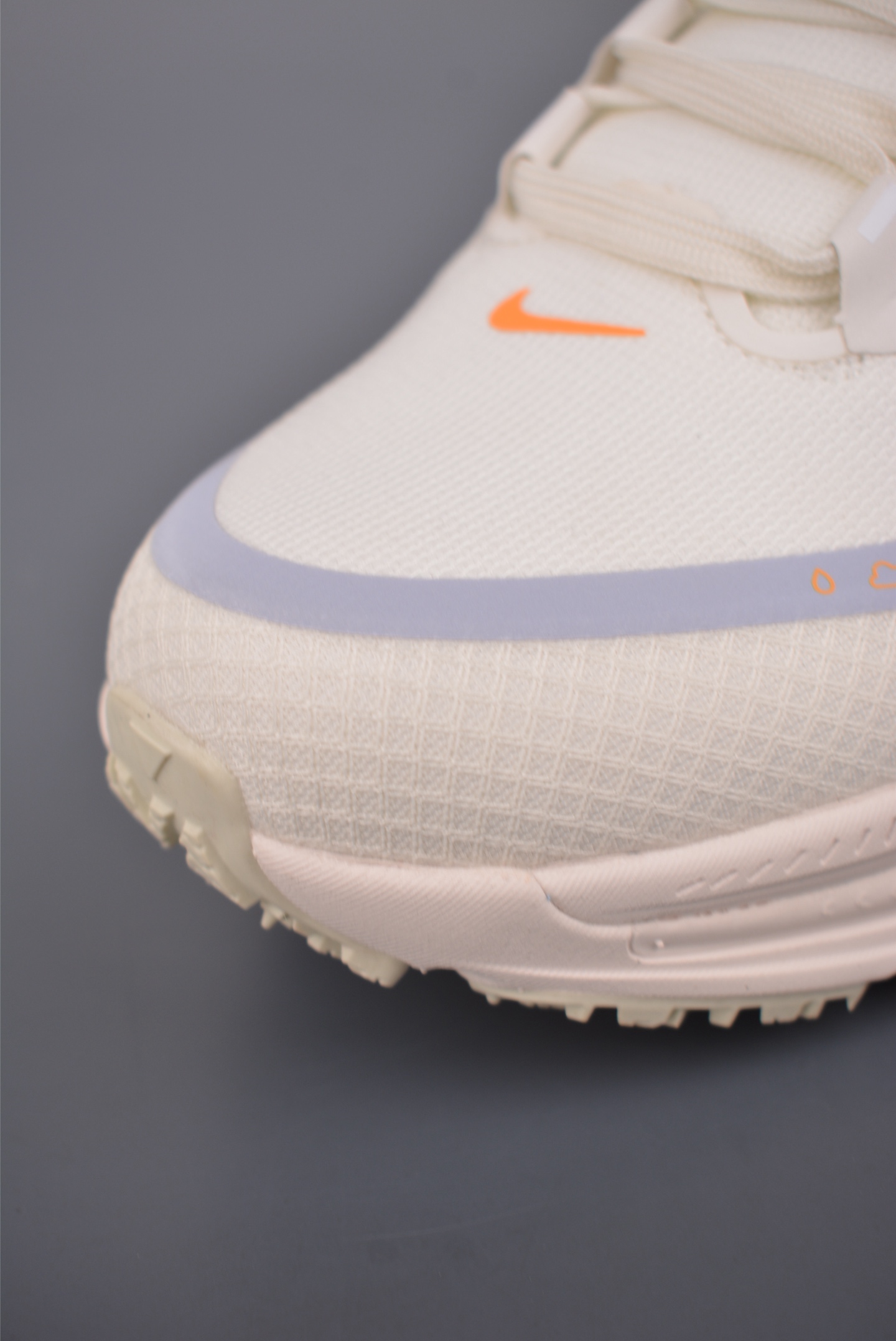 180 Nike Air Zoom Vomero 18 GTX HQ7001-100