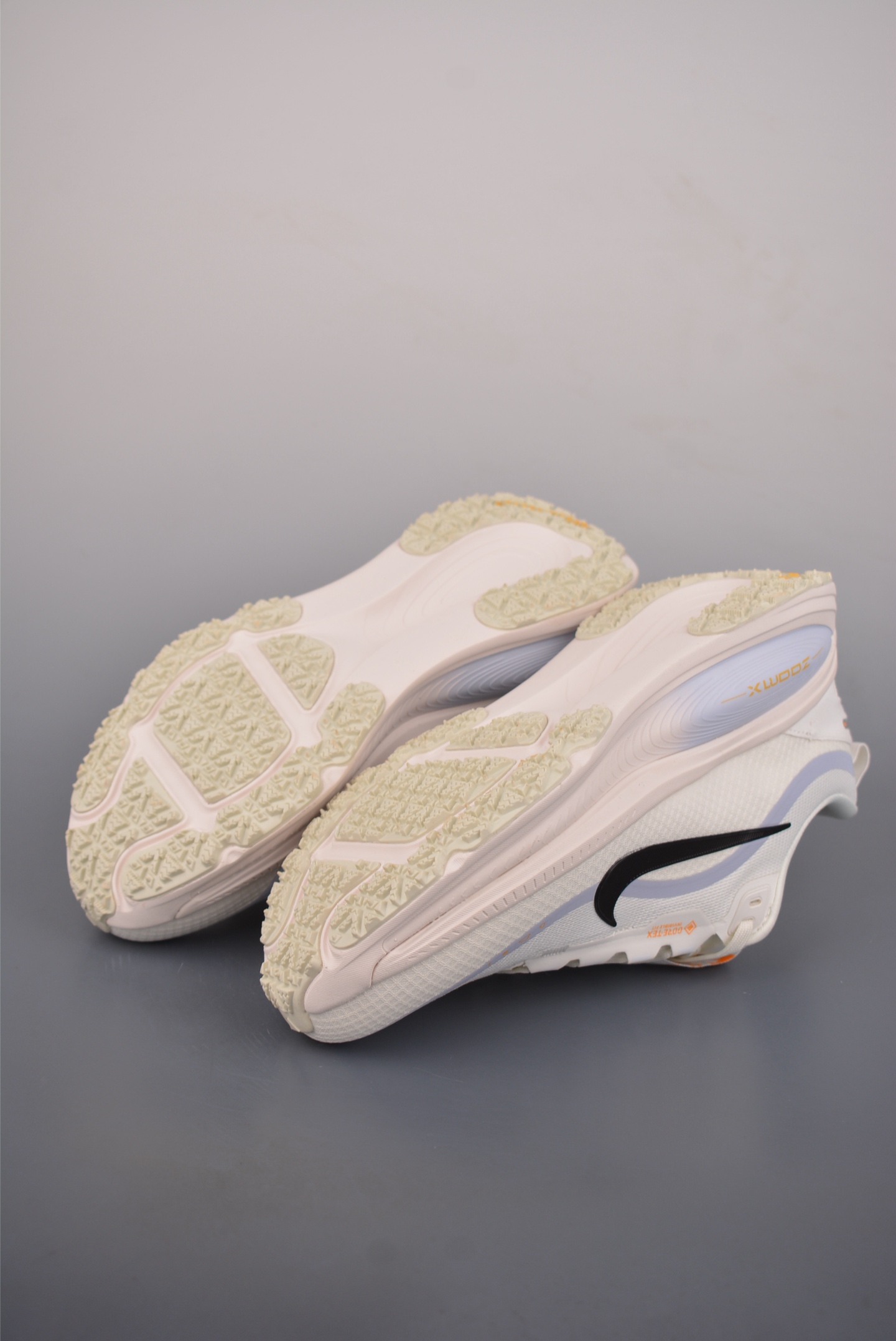 180 Nike Air Zoom Vomero 18 GTX HQ7001-100