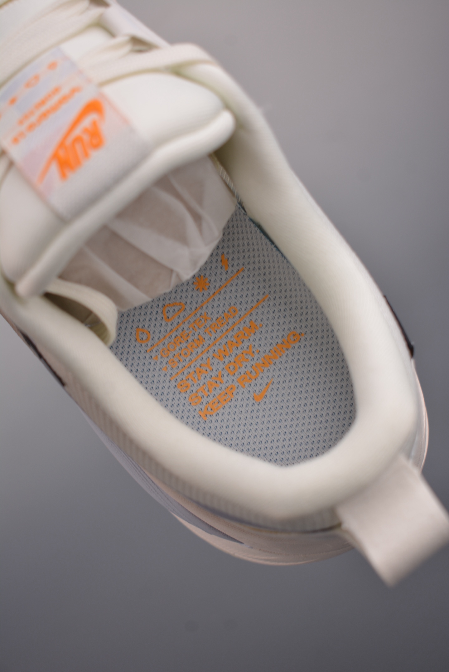 180 Nike Air Zoom Vomero 18 GTX HQ7001-100