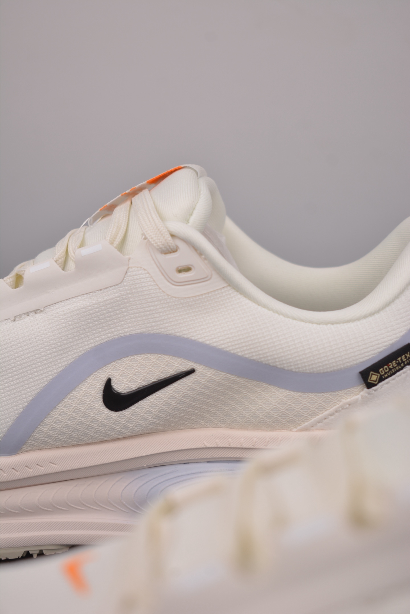 180 Nike Air Zoom Vomero 18 GTX HQ7001-100