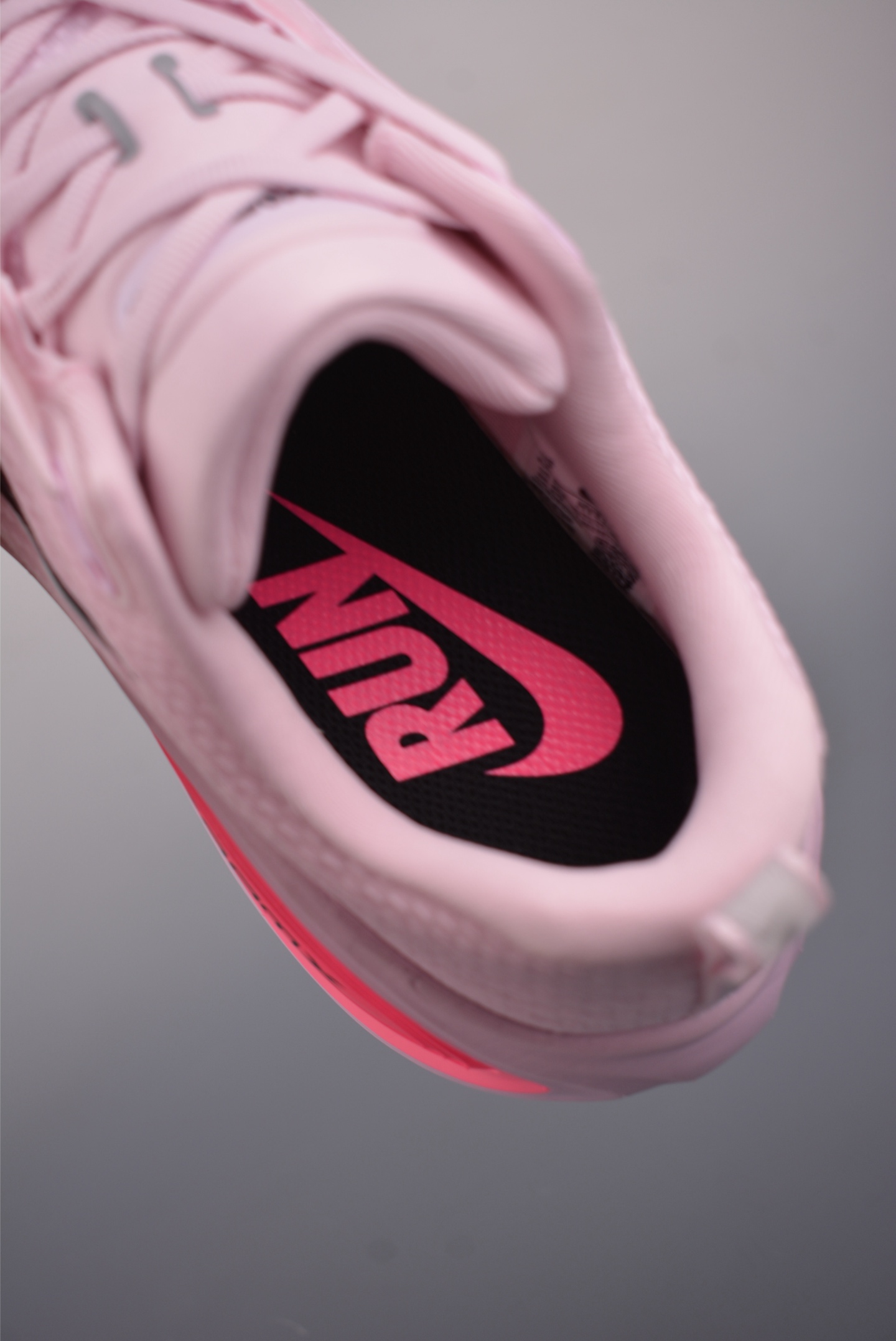 180 Nike Air Zoom Vomero Plus HV8150-602