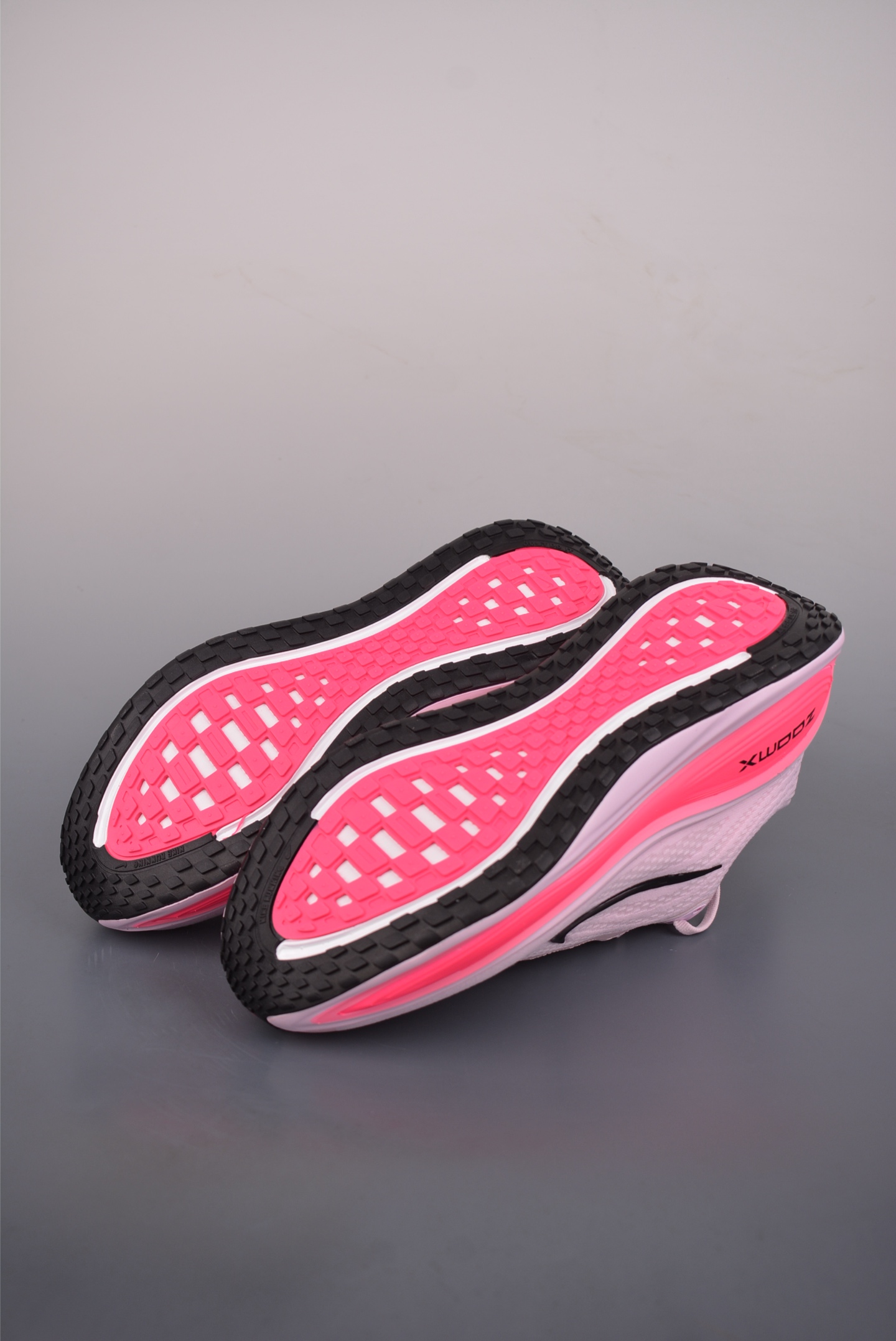 180 Nike Air Zoom Vomero Plus HV8150-602