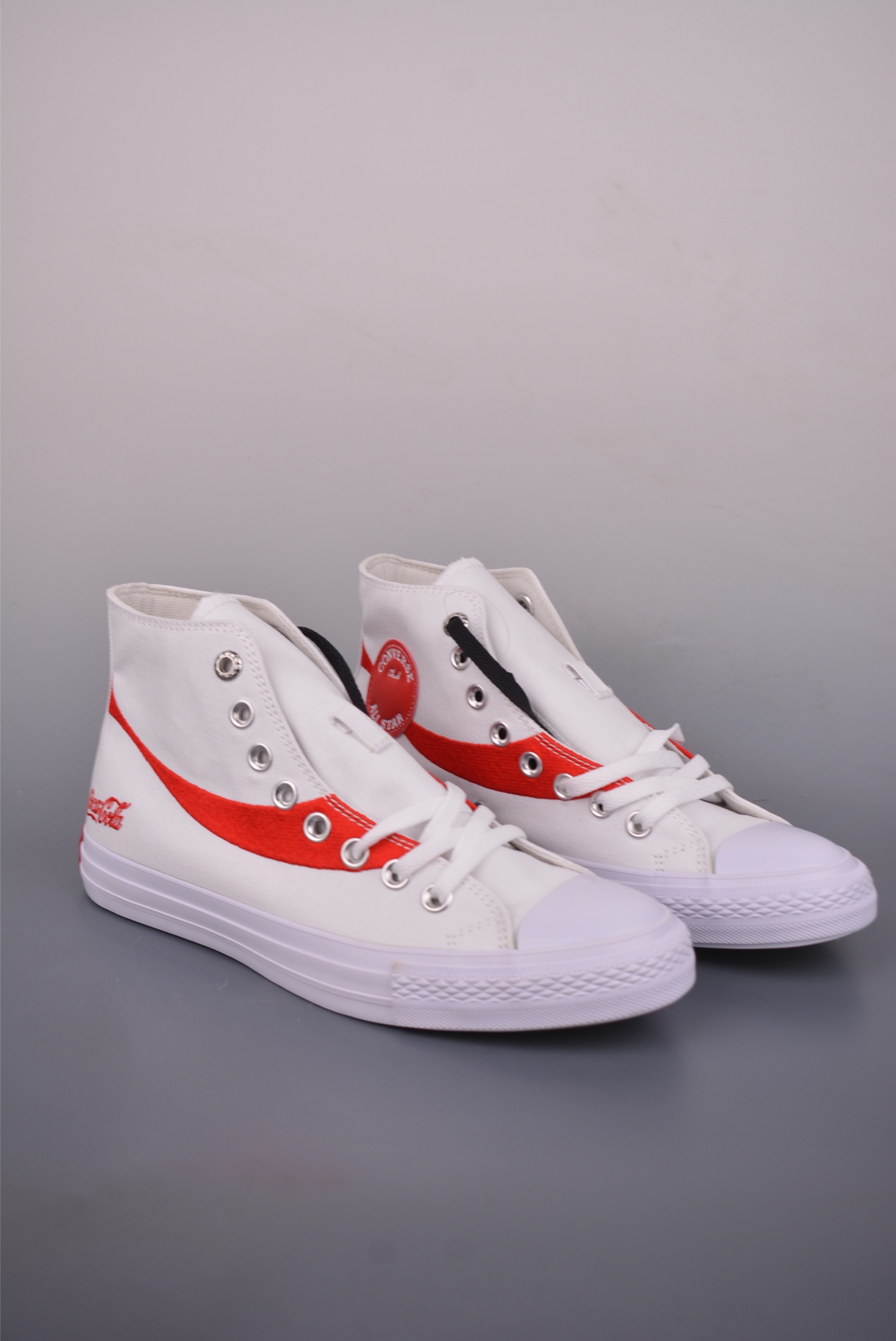 💰130 
Converse x Coca-Cola 
匡威可口可乐全新联名
此番第二波联名单品与第一波Chuck 70相比将鞋面的皮革换成了帆布材质，鞋面依旧保留了可口可乐招牌的红色线条刺绣，后跟也有可口可乐的联名标识刺绣，有趣的是在鞋带孔的部分使用了特殊的造型，致敬了玻璃瓶可口可乐的瓶盖，联名细节满满，融合经典与复古，诠释不灭的“汽水潮流”传奇！
货号：A18435C黑色
货号：A18434C白色
尺码：35 36 36.5 37 37.5 38 39 39.5 40 41 41.5 42 42.5 43 44