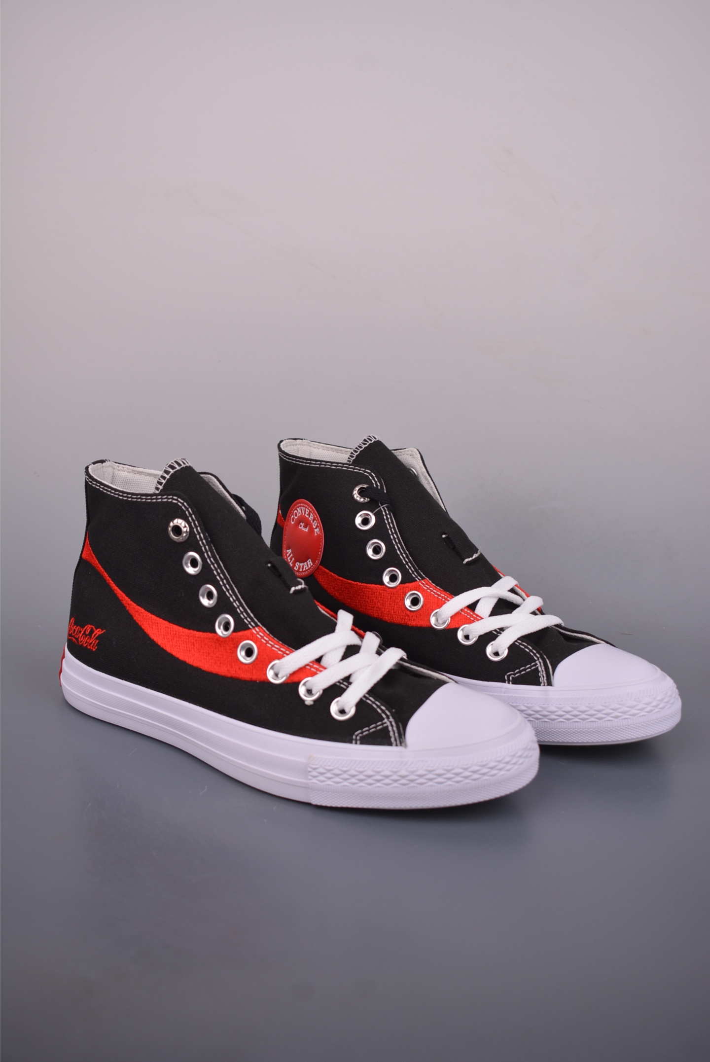 💰130 
Converse x Coca-Cola 
匡威可口可乐全新联名
此番第二波联名单品与第一波Chuck 70相比将鞋面的皮革换成了帆布材质，鞋面依旧保留了可口可乐招牌的红色线条刺绣，后跟也有可口可乐的联名标识刺绣，有趣的是在鞋带孔的部分使用了特殊的造型，致敬了玻璃瓶可口可乐的瓶盖，联名细节满满，融合经典与复古，诠释不灭的“汽水潮流”传奇！
货号：A18435C黑色
货号：A18434C白色
尺码：35 36 36.5 37 37.5 38 39 39.5 40 41 41.5 42 42.5 43 44