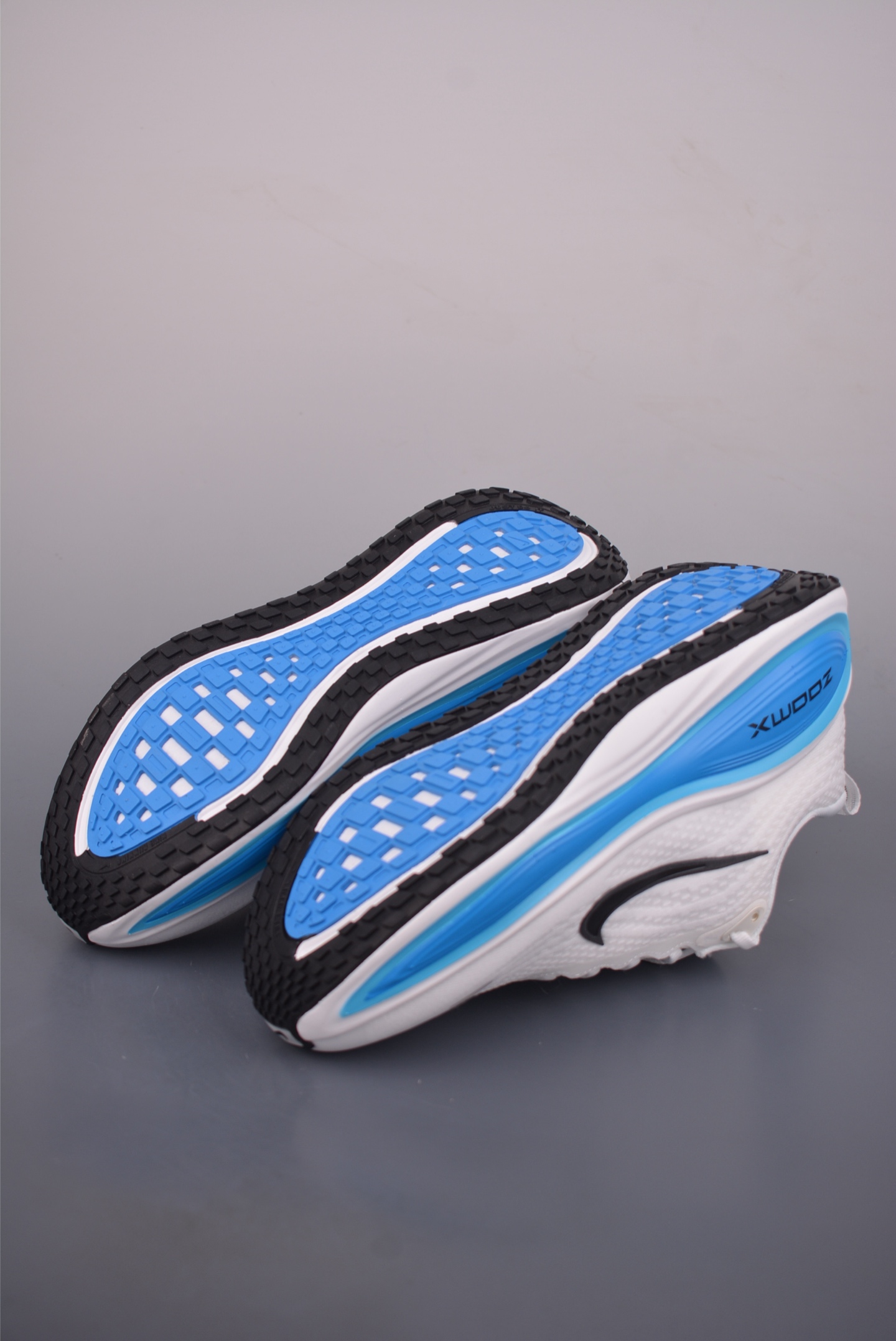 Nike Air Zoom Vomero Plus 全新科技提前原鞋开发 HV8150-103 Nike Air Zoom Vomero Plus 全新科技提前原鞋开发 HV8150-103