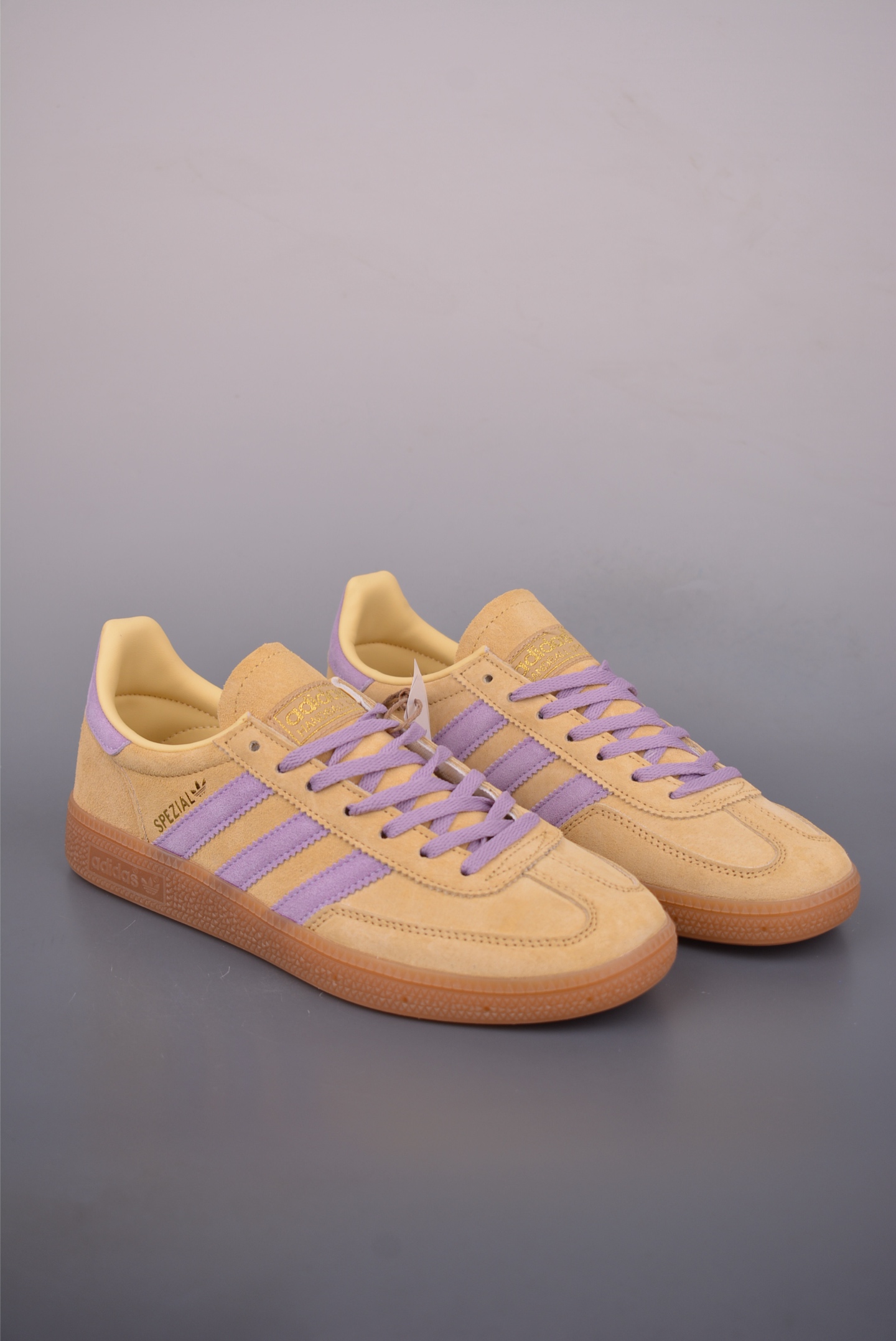 💰160
Adidas Handball Spezial 公司级
阿迪达斯经典款 复古休闲板鞋
#全鞋采用反毛皮制作 牛筋耐磨大底
承载青春情怀的板鞋 经典三条杠装饰鞋侧
品牌辨识度清晰
官方货号: JR36171229
尺码:36 36.5 37.5 38 38.5 39 40