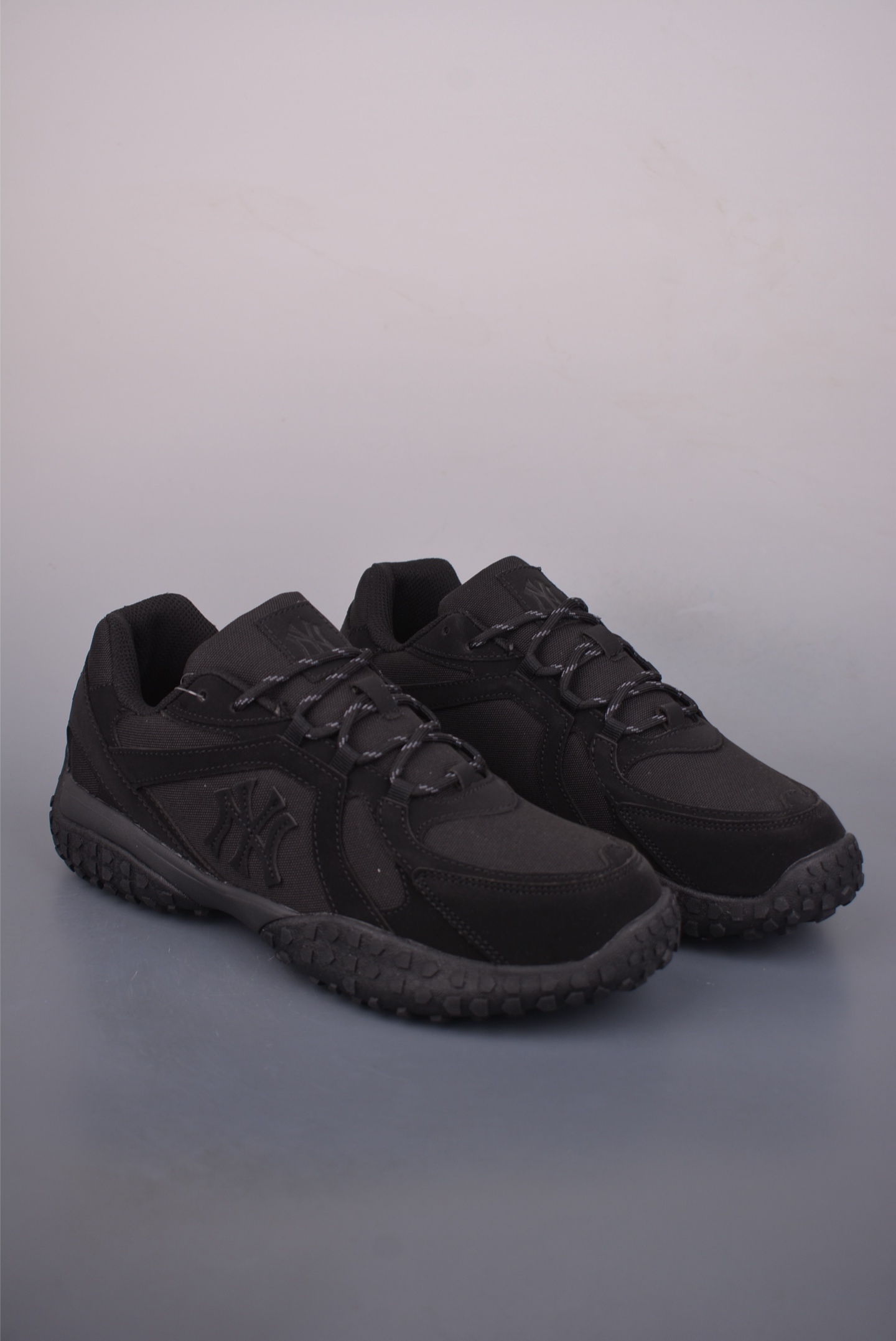 💰180
MLB TROPHY VINTAGE LT
纽约洋基队 潮流时尚厚底运动鞋
以复古基调书写千禧美学
融合现代机能元素风格重塑经典老爹鞋
厚底设计轻盈增高放肆游走 自由酷飒氛围感
官方货号: 3ASXT035N818
Size:35 36 36.5 37.5 38 38.5 39 40 40.5 41 42 42.5 43 44 44.5 45