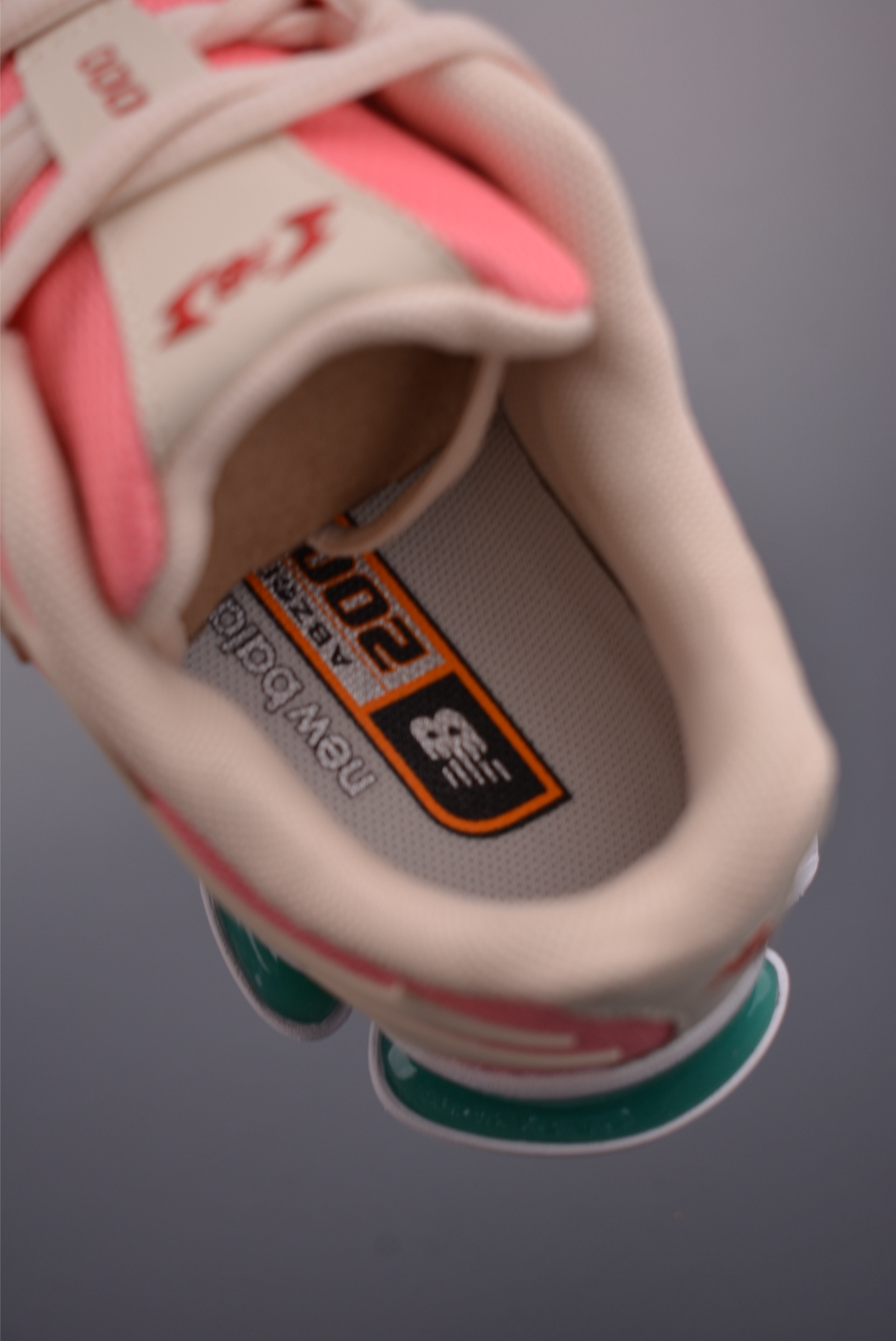  💰260 纯原版 可退换
New Balance 新百伦 M2000系列 纯原版本
时尚百搭 织物人造革猪皮 网面休闲鞋 
官方货号: U20003725
尺码：36-40