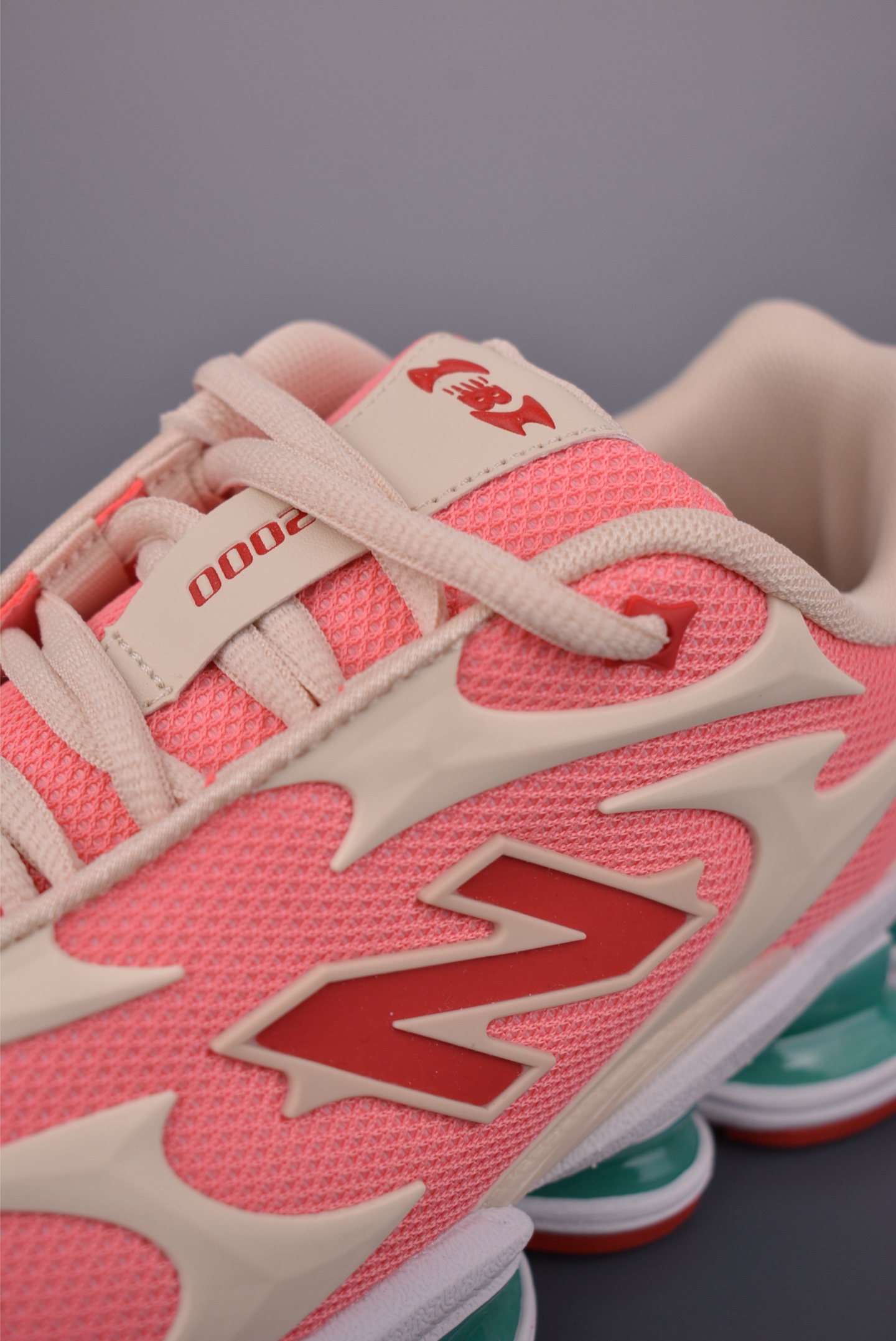  💰260 纯原版 可退换
New Balance 新百伦 M2000系列 纯原版本
时尚百搭 织物人造革猪皮 网面休闲鞋 
官方货号: U20003725
尺码：36-40