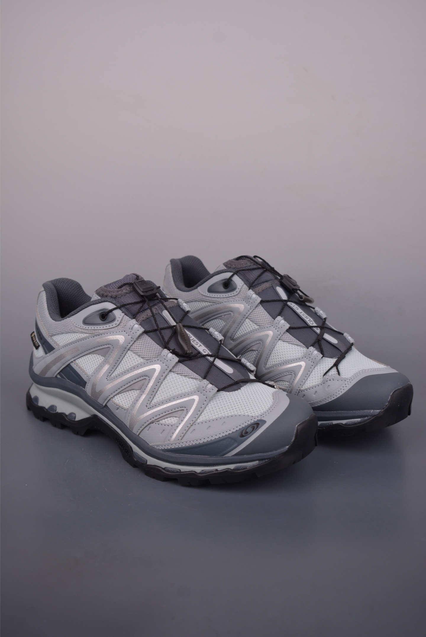 💰300
法国户外品牌-萨洛蒙 Salomon XT QUEST AUTUMN BREEZE 探索者系列 纯原版本
潮流越野机能户外休闲运动跑步鞋
采用透气网布与防护皮革组合鞋面材质
牛角扣系带开合 欧索莱环保去臭环型组合鞋垫 外置4D先进科技以及Contagrip大底
官方货号: 491276 313633
尺码:36 36.5 37 38 38.5 39 40 40.5 41.5 42 42.5 43 44 44.5 45 46