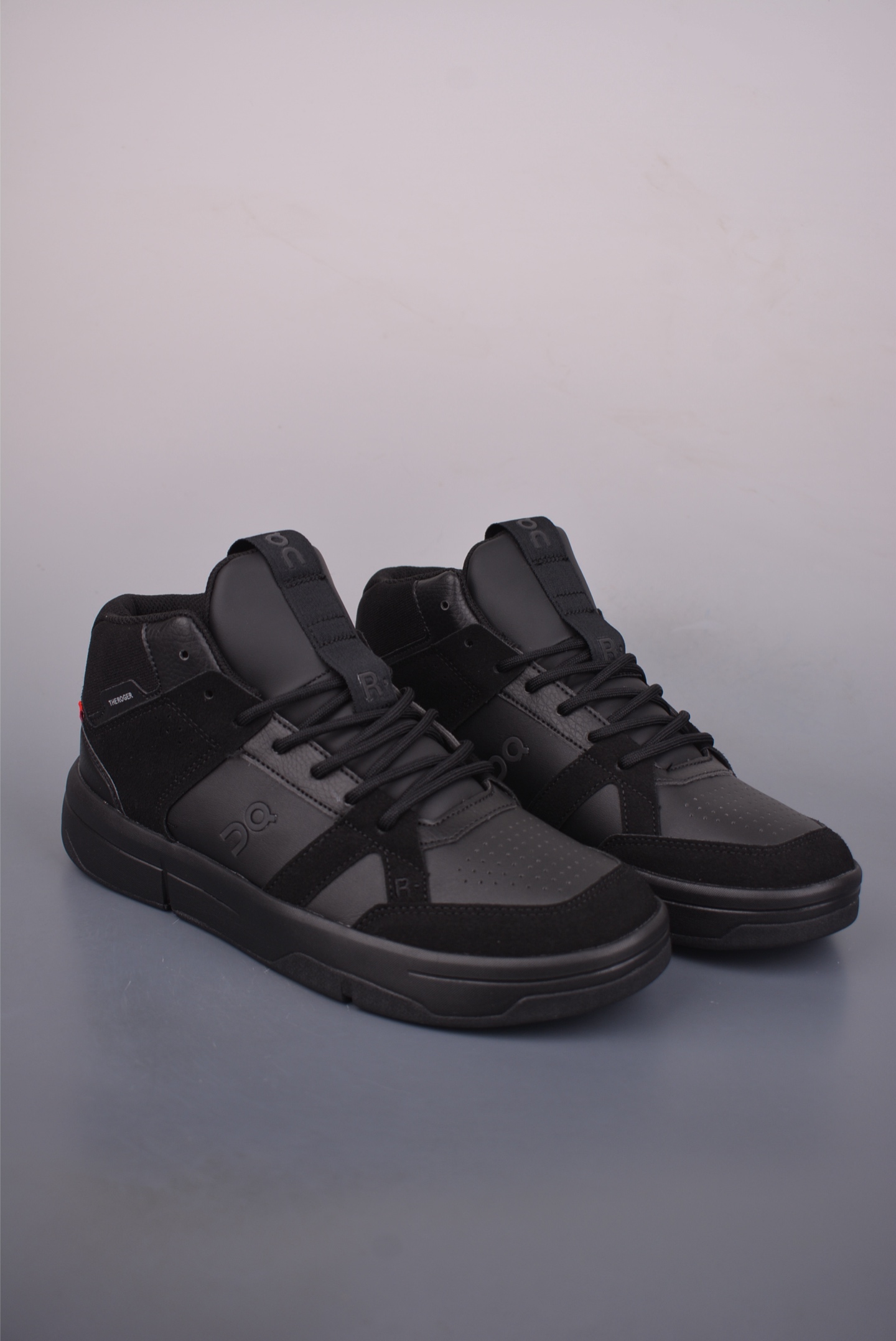 On昂跑 THE ROGER Clubhouse 高邦 户外街头机能风跑步鞋 越界开启全新都市探索 CloudTec®专利科技鞋底搭载耐温耐用革新中底泡棉 同时以摇椅圆弧的机能感轮廓 带来流畅平稳的迈步 轻量透气的工程网格结合环保人造麂皮 衬托出活力醒目的视觉效果 是日常穿搭、旅行和城市探索的理想之选 官方货号: 3MF105410102332