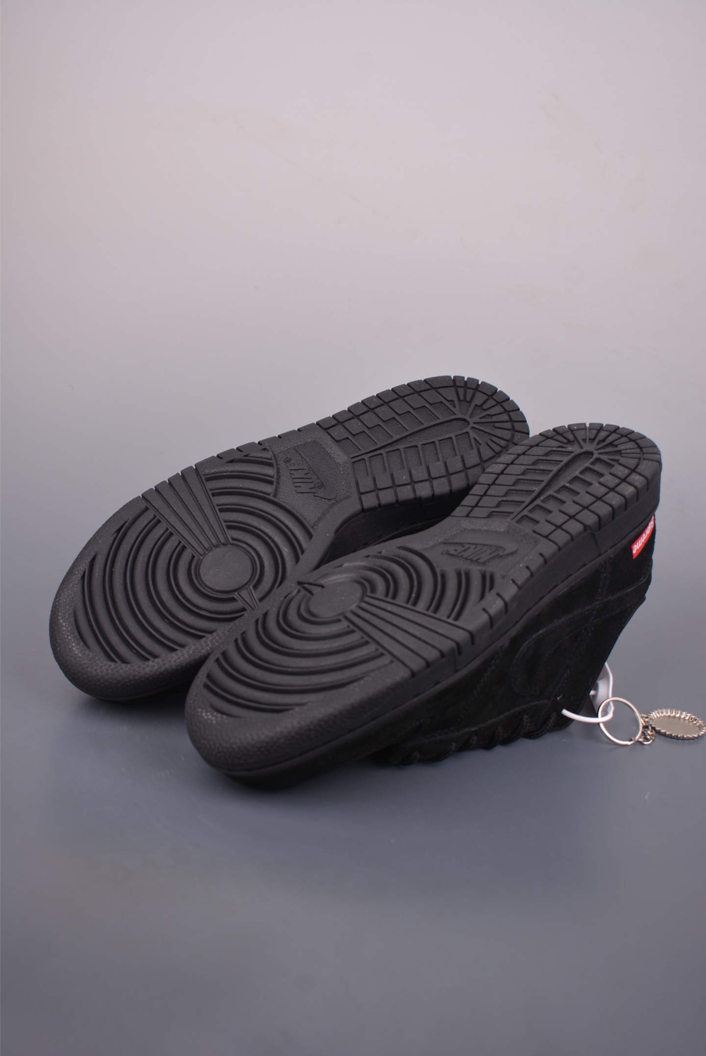 260 Nike SB Dunk Low Supreme联名 SD8888-004