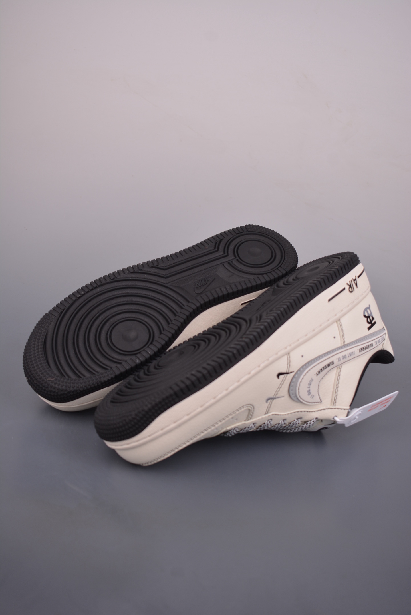  💰300 纯原版 可退换
NK Air Force 1 Low 巴黎世家联名
原楦头原纸板 打造纯正空军版型
专注外贸渠道 全掌内置蜂窝气垫 
原盒配件 原厂中底钢印、拉帮完美   
官方货号: JP8028 0622226
Size： 36 36.5 37.5 38 38.5 39 40 40.5 41 42 42.5 43 44 45 
