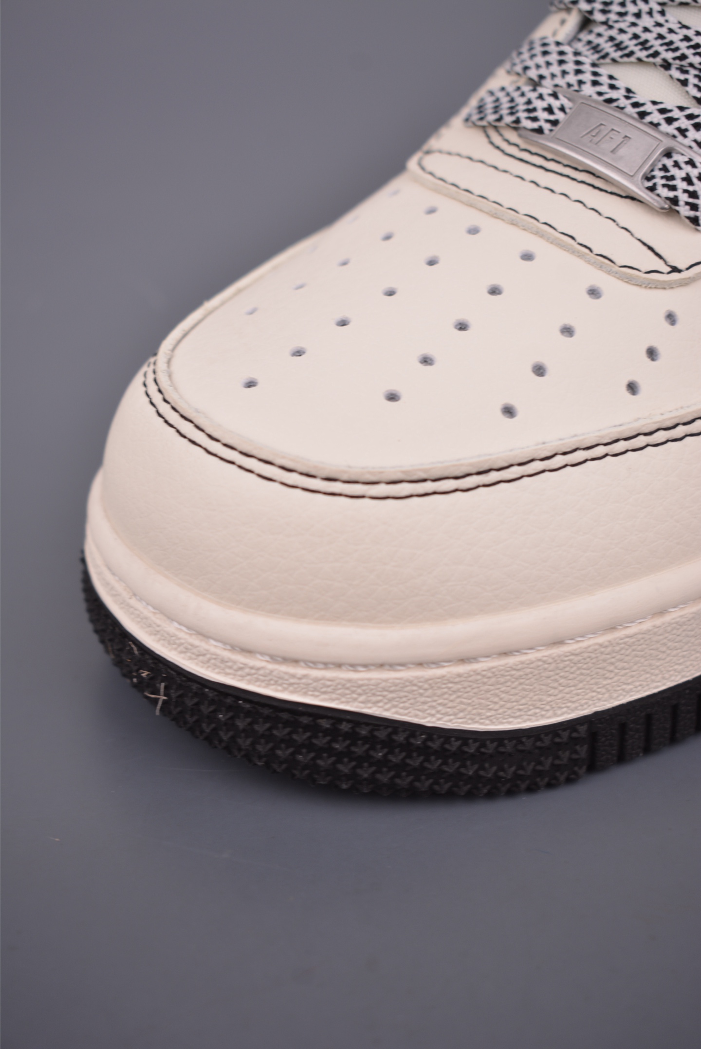  💰300 纯原版 可退换
NK Air Force 1 Low 巴黎世家联名
原楦头原纸板 打造纯正空军版型
专注外贸渠道 全掌内置蜂窝气垫 
原盒配件 原厂中底钢印、拉帮完美   
官方货号: JP8028 0622226
Size： 36 36.5 37.5 38 38.5 39 40 40.5 41 42 42.5 43 44 45 
