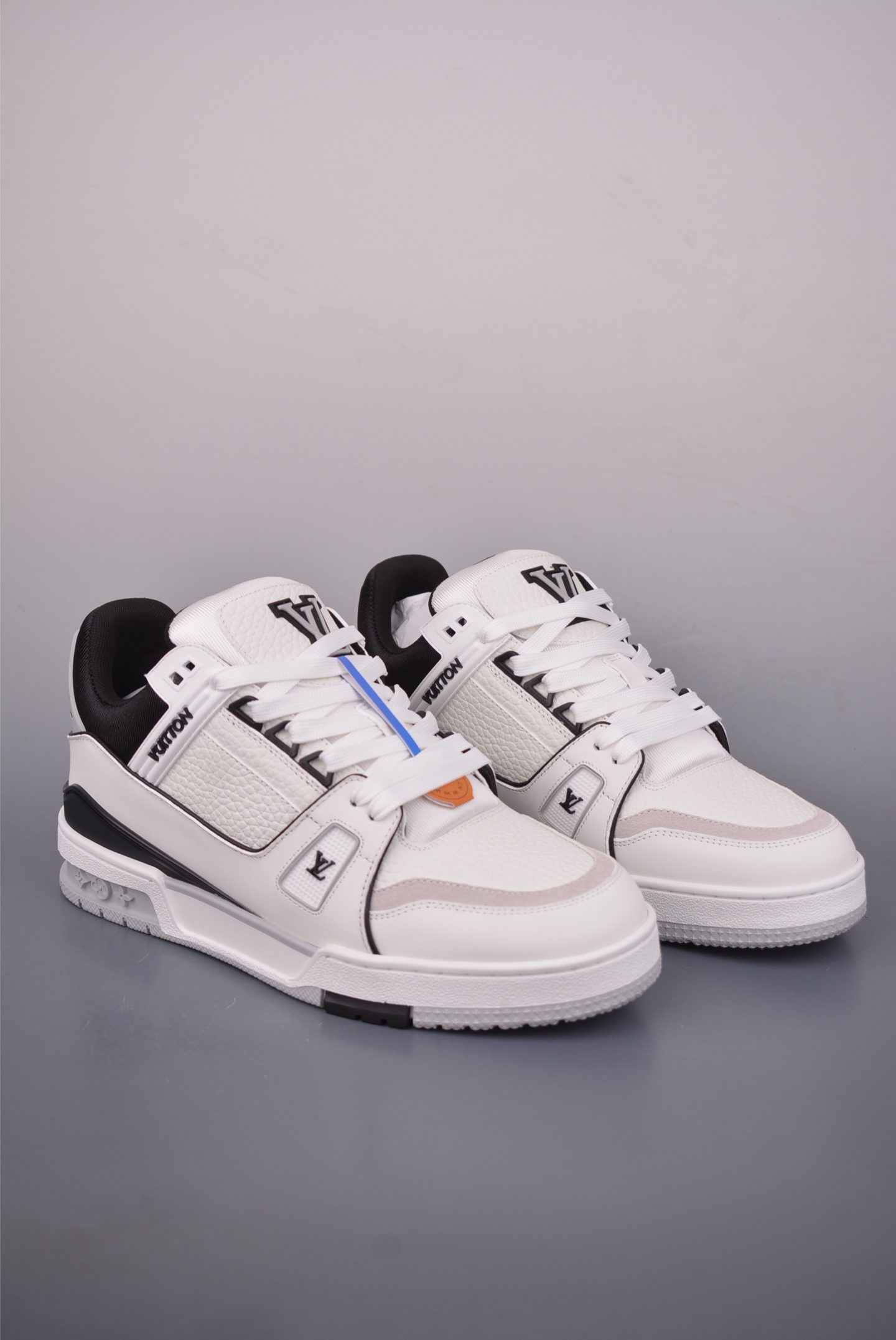 💰550 
2021s LV Trainer 限定联名 
最新配色国内限定无售 
原版购入历时近两个月开发打造
经典多拼色超好看 原版完美楦型 调试了两个月 
鞋面独家订制压纹粒面小牛皮
大底TPU、模具费2w+ 质感媲美原版
垫脚聚米微料加透气英伦网布
细节原版一致  请注意区分市面通货材料 版型 包装配件
官方货号: 3732
尺码： 35 36 37 38 39 40 41 42 43 44 45 46 （标准码数）