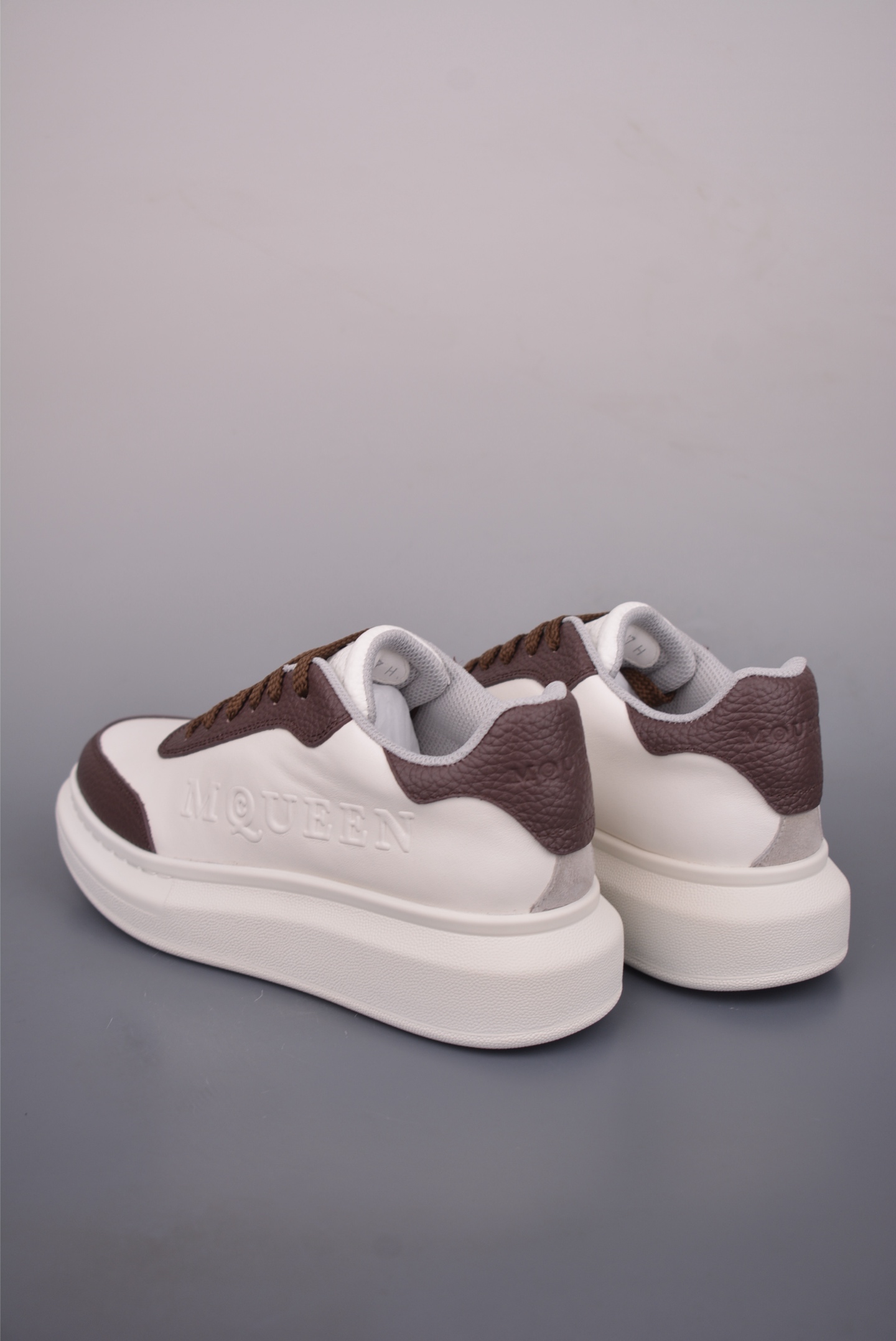  💰480 纯原版 可退换
Alexander McQueen 亚历山大麦昆 莞产纯原 
26ss 官方新版  高端零售 海淘代购 
外贸充正专供品质 升级原楦原纸版数据开发 
全套专柜包装物及配件(附送快递加固彩盒)
鞋舌支持NFC原码独立扫描 
内外超软小羊皮贴脚透气
超软PU脚感乳胶物料鞋 
外置原抽真空高密度增高脚垫内里 /鞋舌 
采用原厂小羊皮 五金辅料 鞋带 鞋眼扣 
中底纸板 鞋撑纸 全部一比一极致还原 
私模大底 咬花纹路含胶量同步官方正品 
整体版型同正品完全一致                                                                        
官方货号: 76016532625
尺码：35 36 37 38 39 40 41 42 43 44 45