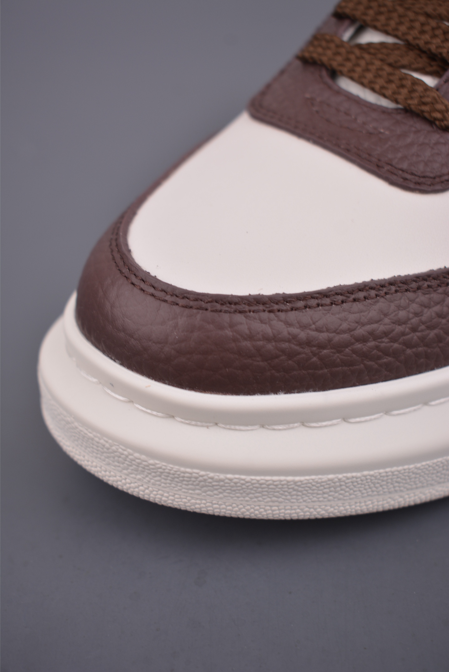  💰480 纯原版 可退换
Alexander McQueen 亚历山大麦昆 莞产纯原 
26ss 官方新版  高端零售 海淘代购 
外贸充正专供品质 升级原楦原纸版数据开发 
全套专柜包装物及配件(附送快递加固彩盒)
鞋舌支持NFC原码独立扫描 
内外超软小羊皮贴脚透气
超软PU脚感乳胶物料鞋 
外置原抽真空高密度增高脚垫内里 /鞋舌 
采用原厂小羊皮 五金辅料 鞋带 鞋眼扣 
中底纸板 鞋撑纸 全部一比一极致还原 
私模大底 咬花纹路含胶量同步官方正品 
整体版型同正品完全一致                                                                        
官方货号: 76016532625
尺码：35 36 37 38 39 40 41 42 43 44 45