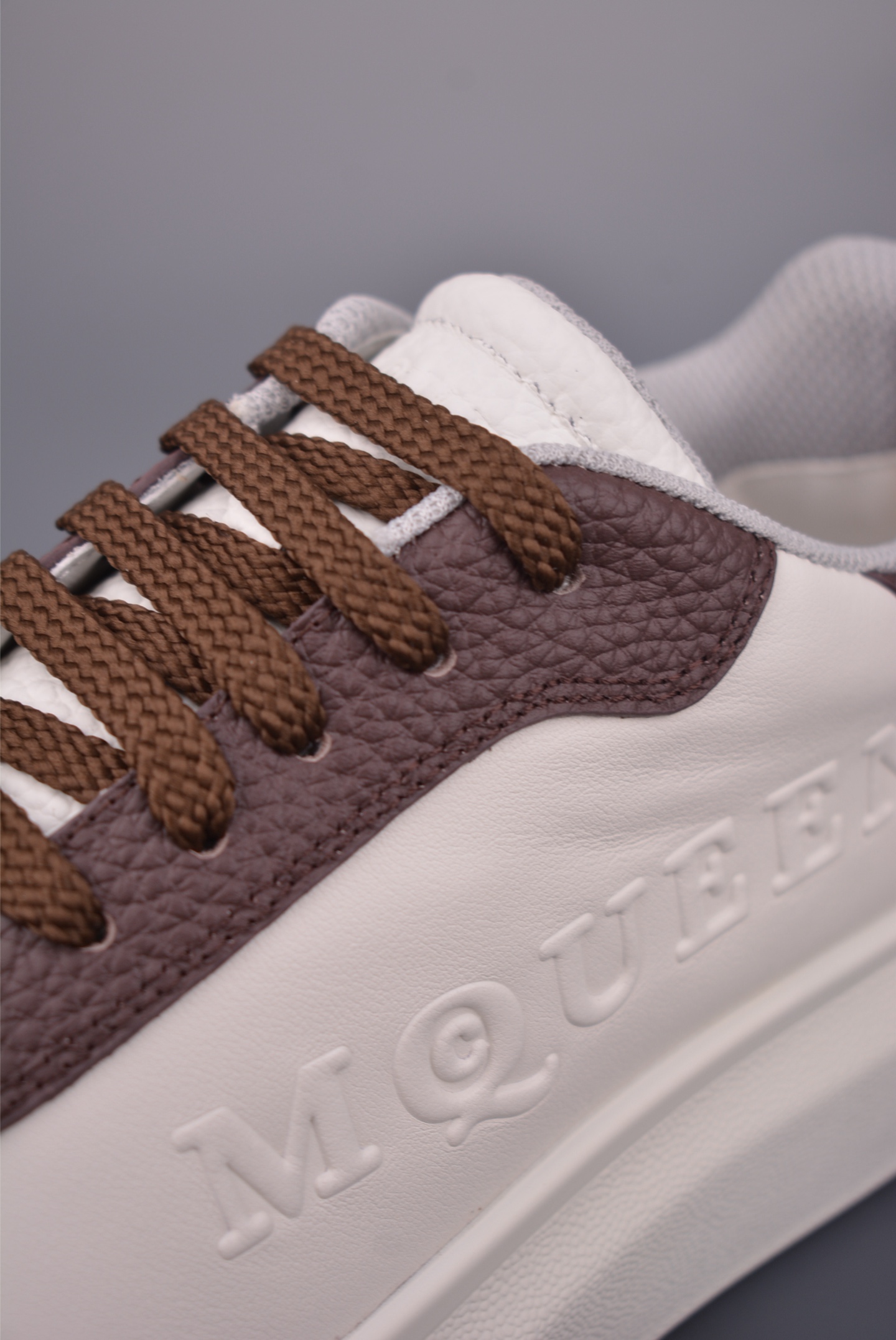  💰480 纯原版 可退换
Alexander McQueen 亚历山大麦昆 莞产纯原 
26ss 官方新版  高端零售 海淘代购 
外贸充正专供品质 升级原楦原纸版数据开发 
全套专柜包装物及配件(附送快递加固彩盒)
鞋舌支持NFC原码独立扫描 
内外超软小羊皮贴脚透气
超软PU脚感乳胶物料鞋 
外置原抽真空高密度增高脚垫内里 /鞋舌 
采用原厂小羊皮 五金辅料 鞋带 鞋眼扣 
中底纸板 鞋撑纸 全部一比一极致还原 
私模大底 咬花纹路含胶量同步官方正品 
整体版型同正品完全一致                                                                        
官方货号: 76016532625
尺码：35 36 37 38 39 40 41 42 43 44 45