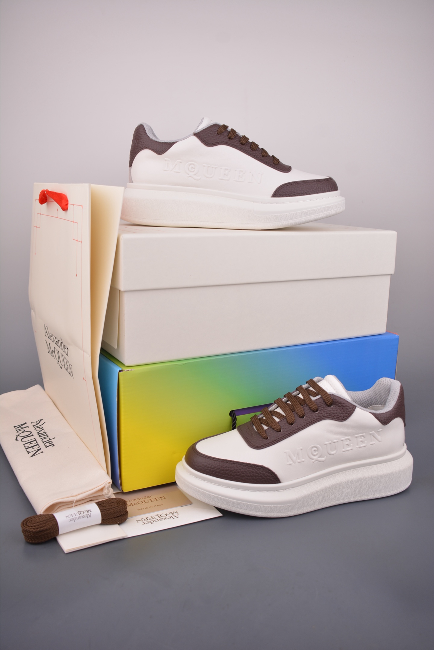  💰480 纯原版 可退换
Alexander McQueen 亚历山大麦昆 莞产纯原 
26ss 官方新版  高端零售 海淘代购 
外贸充正专供品质 升级原楦原纸版数据开发 
全套专柜包装物及配件(附送快递加固彩盒)
鞋舌支持NFC原码独立扫描 
内外超软小羊皮贴脚透气
超软PU脚感乳胶物料鞋 
外置原抽真空高密度增高脚垫内里 /鞋舌 
采用原厂小羊皮 五金辅料 鞋带 鞋眼扣 
中底纸板 鞋撑纸 全部一比一极致还原 
私模大底 咬花纹路含胶量同步官方正品 
整体版型同正品完全一致                                                                        
官方货号: 76016532625
尺码：35 36 37 38 39 40 41 42 43 44 45