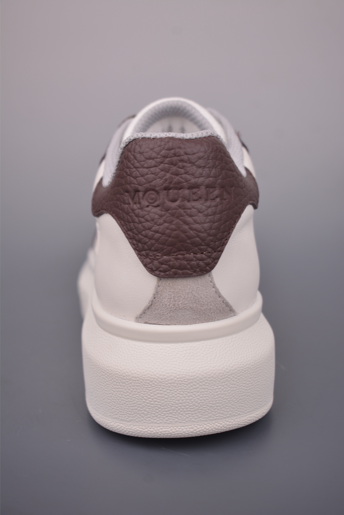  💰480 纯原版 可退换
Alexander McQueen 亚历山大麦昆 莞产纯原 
26ss 官方新版  高端零售 海淘代购 
外贸充正专供品质 升级原楦原纸版数据开发 
全套专柜包装物及配件(附送快递加固彩盒)
鞋舌支持NFC原码独立扫描 
内外超软小羊皮贴脚透气
超软PU脚感乳胶物料鞋 
外置原抽真空高密度增高脚垫内里 /鞋舌 
采用原厂小羊皮 五金辅料 鞋带 鞋眼扣 
中底纸板 鞋撑纸 全部一比一极致还原 
私模大底 咬花纹路含胶量同步官方正品 
整体版型同正品完全一致                                                                        
官方货号: 76016532625
尺码：35 36 37 38 39 40 41 42 43 44 45