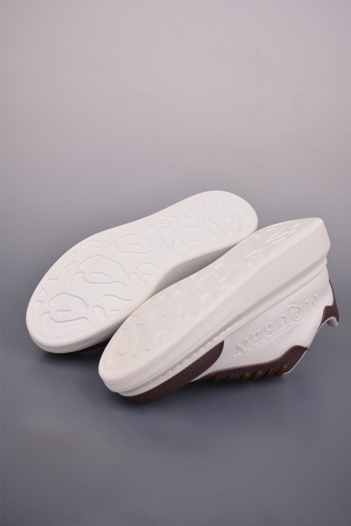  💰480 纯原版 可退换
Alexander McQueen 亚历山大麦昆 莞产纯原 
26ss 官方新版  高端零售 海淘代购 
外贸充正专供品质 升级原楦原纸版数据开发 
全套专柜包装物及配件(附送快递加固彩盒)
鞋舌支持NFC原码独立扫描 
内外超软小羊皮贴脚透气
超软PU脚感乳胶物料鞋 
外置原抽真空高密度增高脚垫内里 /鞋舌 
采用原厂小羊皮 五金辅料 鞋带 鞋眼扣 
中底纸板 鞋撑纸 全部一比一极致还原 
私模大底 咬花纹路含胶量同步官方正品 
整体版型同正品完全一致                                                                        
官方货号: 76016532625
尺码：35 36 37 38 39 40 41 42 43 44 45