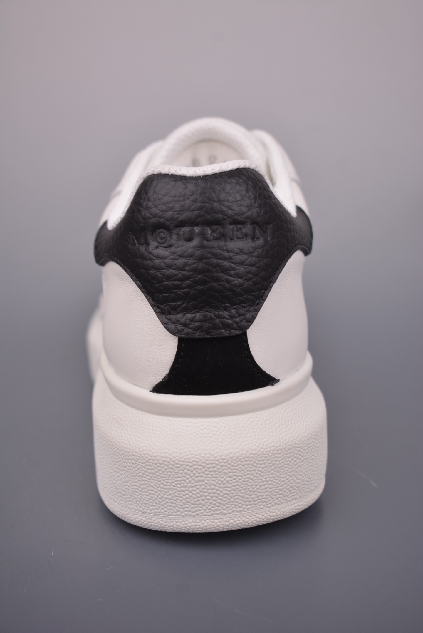 Alexander McQueen 亚历山大麦昆 莞产纯原 26ss 新版 高端零售 海淘代购 外贸充正专供品质 升级原楦原纸版数据开发 全套专柜包装物及配件(附送快递加固彩盒) 鞋舌支持NFC原码独立扫描 内外超软小羊皮贴脚透气 超软PU脚感乳胶物料鞋 外置原抽真空高密度增高脚垫内里 /鞋舌 采用原厂小羊皮 五金辅料 鞋带 鞋眼扣 中底纸板 鞋撑纸 全部一比一极致还原 私模大底 咬花纹路含胶量同步 正品 整体版型同正品完全一致 76016532625 尺码:35 36 37 38 39 40 41 42 43 44 45 Alexander McQueen 亚历山大麦昆 莞产纯原 26ss 新版 高端零售 海淘代购 外贸充正专供品质 升级原楦原纸版数据开发 全套专柜包装物及配件(附送快递加固彩盒) 鞋舌支持NFC原码独立扫描 内外超软小羊皮贴脚透气 超软PU脚感乳胶物料鞋 外置原抽真空高密度增高脚垫内里 /鞋舌 采用原厂小羊皮 五金辅料 鞋带 鞋眼扣 中底纸板 鞋撑纸 全部一比一极致还原 私模大底 咬花纹路含胶量同步 正品 整体版型同正品完全一致 76016532625 尺码:35 36 37 38 39 40 41 42 43 44 45