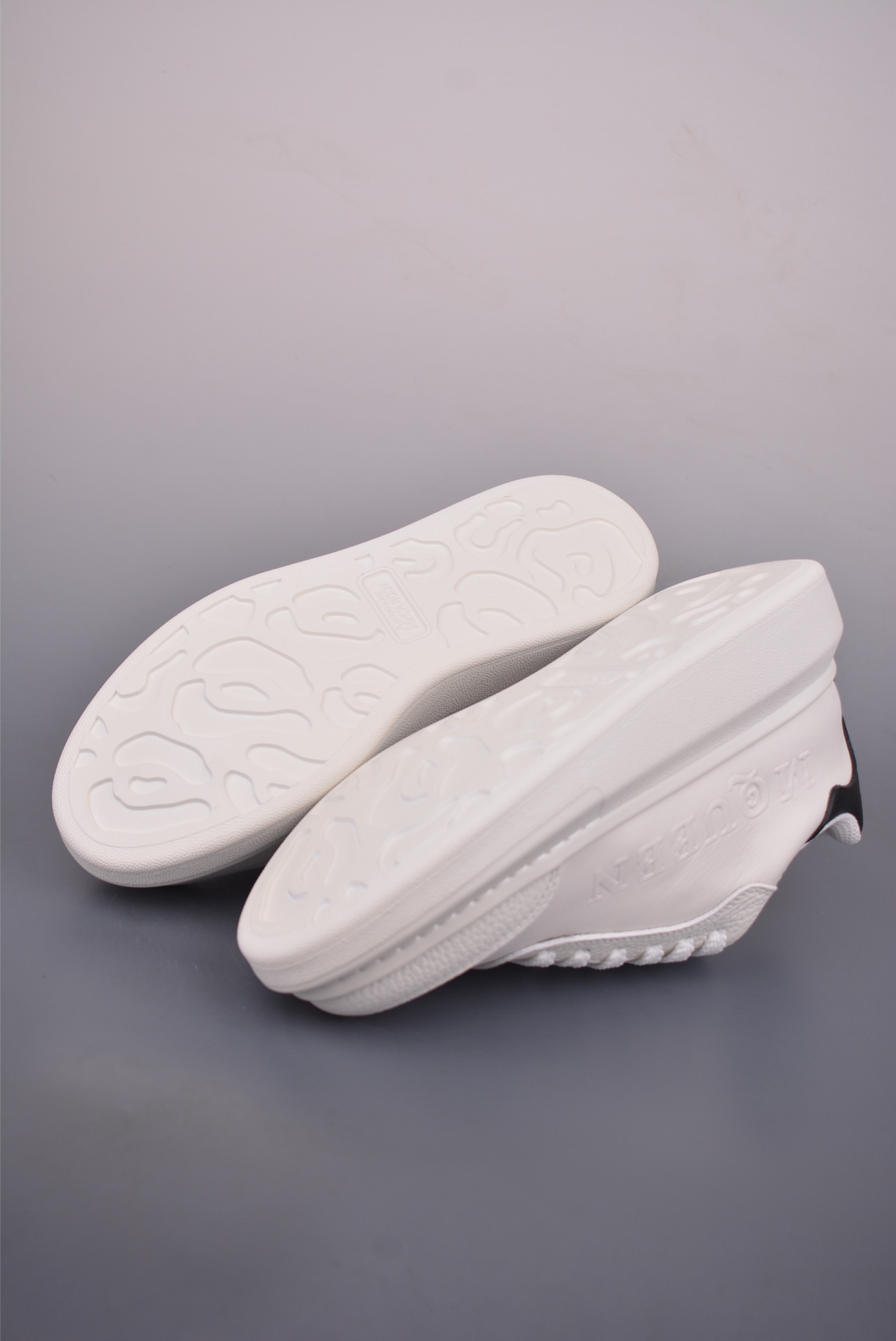 Alexander McQueen 亚历山大麦昆 莞产纯原 26ss 新版 高端零售 海淘代购 外贸充正专供品质 升级原楦原纸版数据开发 全套专柜包装物及配件(附送快递加固彩盒) 鞋舌支持NFC原码独立扫描 内外超软小羊皮贴脚透气 超软PU脚感乳胶物料鞋 外置原抽真空高密度增高脚垫内里 /鞋舌 采用原厂小羊皮 五金辅料 鞋带 鞋眼扣 中底纸板 鞋撑纸 全部一比一极致还原 私模大底 咬花纹路含胶量同步 正品 整体版型同正品完全一致 76016532625 尺码:35 36 37 38 39 40 41 42 43 44 45 Alexander McQueen 亚历山大麦昆 莞产纯原 26ss 新版 高端零售 海淘代购 外贸充正专供品质 升级原楦原纸版数据开发 全套专柜包装物及配件(附送快递加固彩盒) 鞋舌支持NFC原码独立扫描 内外超软小羊皮贴脚透气 超软PU脚感乳胶物料鞋 外置原抽真空高密度增高脚垫内里 /鞋舌 采用原厂小羊皮 五金辅料 鞋带 鞋眼扣 中底纸板 鞋撑纸 全部一比一极致还原 私模大底 咬花纹路含胶量同步 正品 整体版型同正品完全一致 76016532625 尺码:35 36 37 38 39 40 41 42 43 44 45