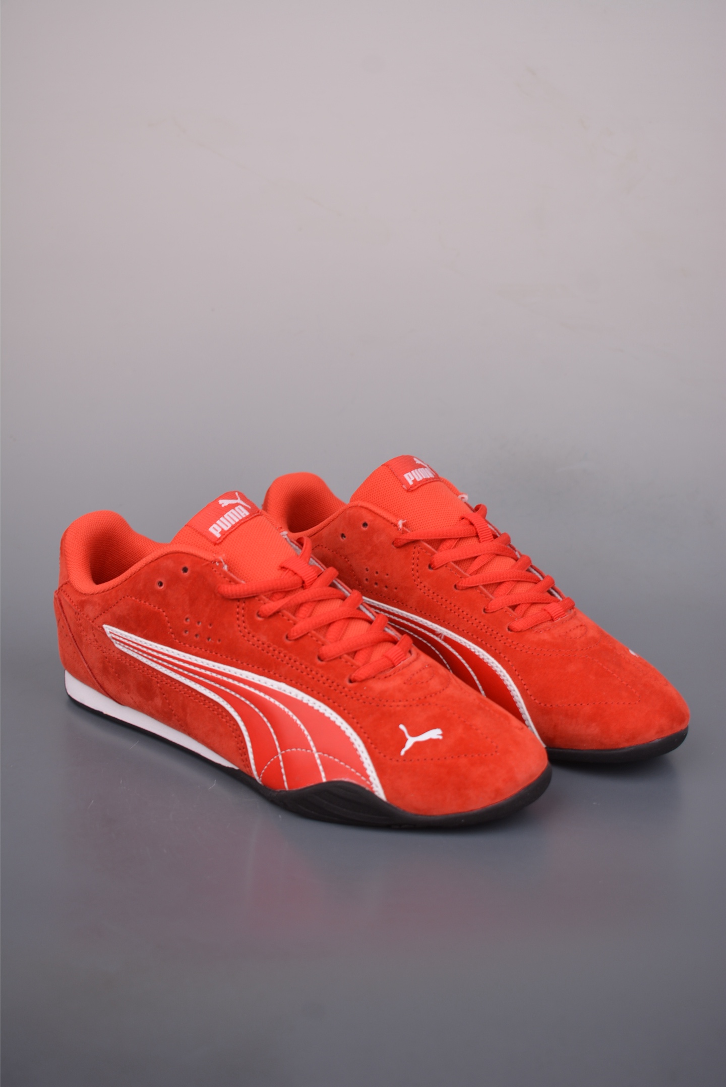 💰160 
Puma Slipstream Lolaces
彪马罗马阿莫尔系列 复古运动休闲赛车跑鞋 
全球知名运动品牌PUMA宝马赛车系列
融合了宝马车队的标志性配色
以趣味十足又前卫复古的设计引领潮流
将赛道精神融入街头时尚 开启前卫竞速之旅
主打前卫复古风 Roma鞋款的鞋侧以复古的流线造型 
缀以宝马经典Logo 巧妙吸睛
而Speedcat鞋款以亮眼三色条纹元素缀以舒适鞋面
赋予了独特的个性美学 演绎赛车的无尽能量
官方货号：402681 112332
尺码:  36 36.5 37.5 38 38.5 39 40 40.5 41 42 42.5 43 44 45