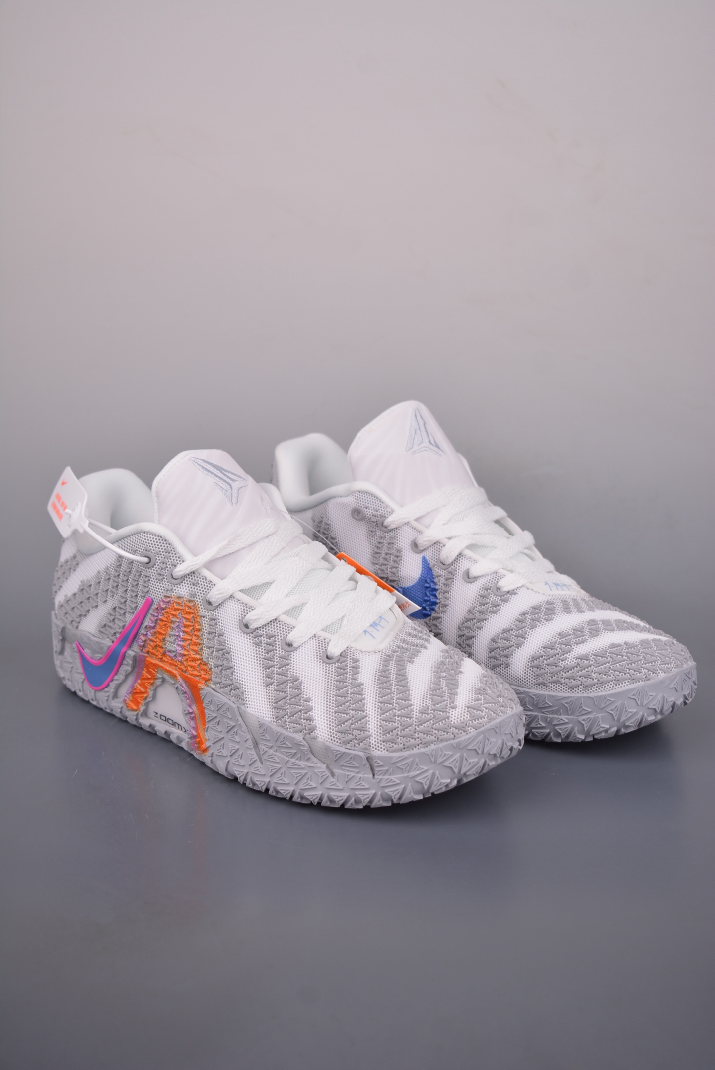 💰200
NIKE JA3 EP 莫兰特三代
实战低帮篮球鞋 公司级版本
鞋头和鞋舌采用透气运动网布制成
采用更为挺拔的鞋口设计
为脚踝带来更佳的包裹与支撑感
侧面独特波纹纹理细节 打破了单调 赋予鞋子灵动与活力的视觉体验
中底部分巧妙借鉴了科比 5 的经典元素
官方货号:HF2793 100233712
SIZE:39 40 40.5 41 42 42.5 43 44 45 46